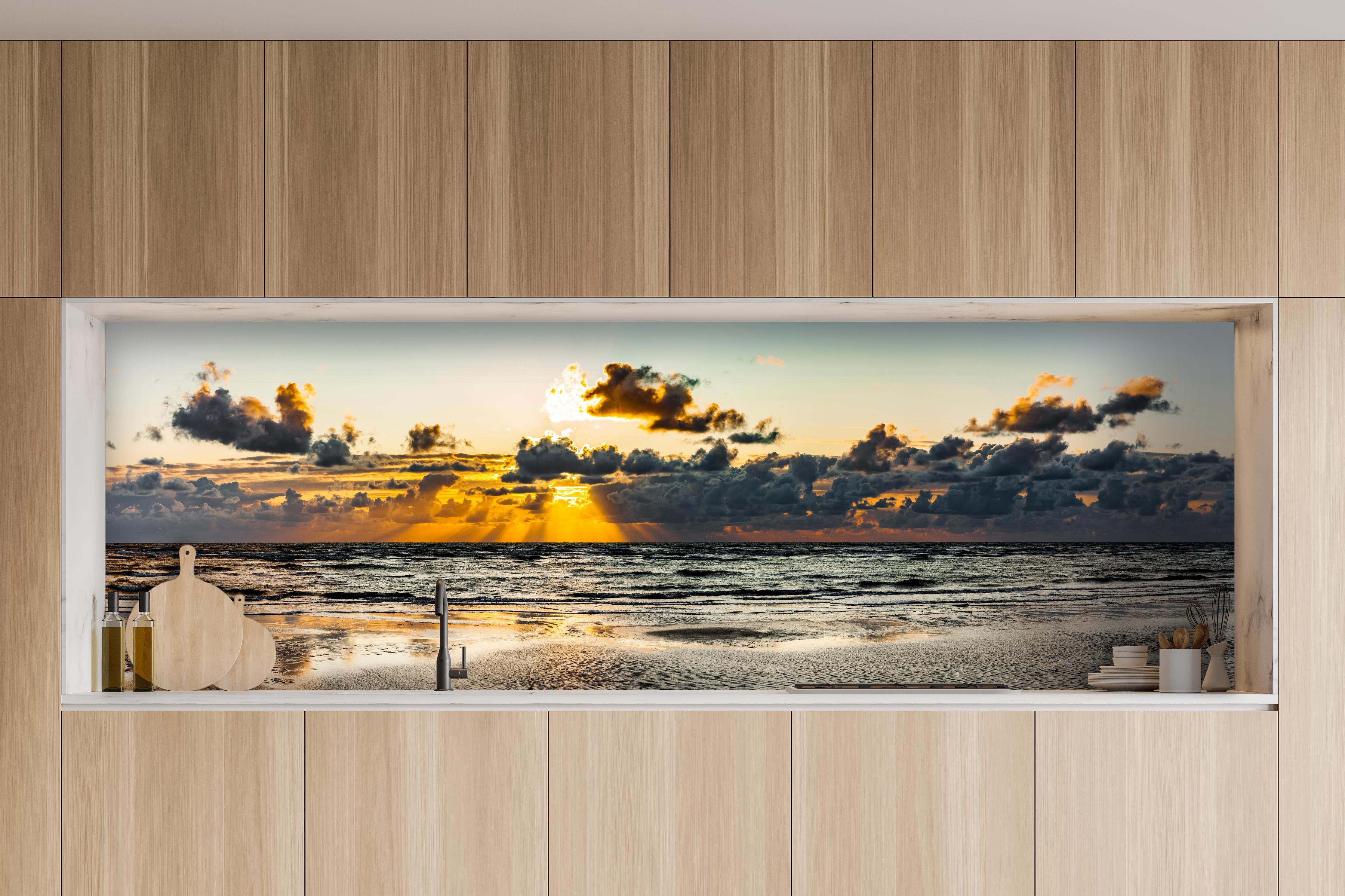 Küche - Panoramablick auf Sonnenuntergang über dem ruhigen Ozean hinter weißen Hochglanz-Küchenregalen und schwarzem Wasserhahn