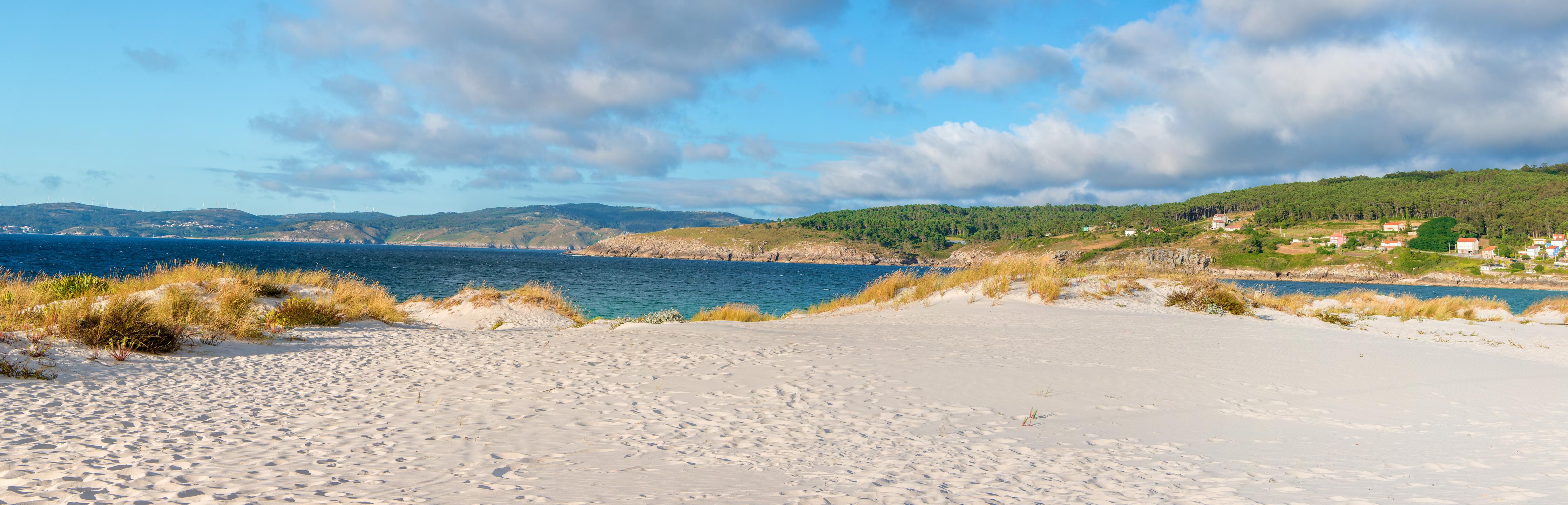 Küchenrückwand-Panoramablick auf einen traumhaften Strand mit sanften Sanddünen und klarem Wasser