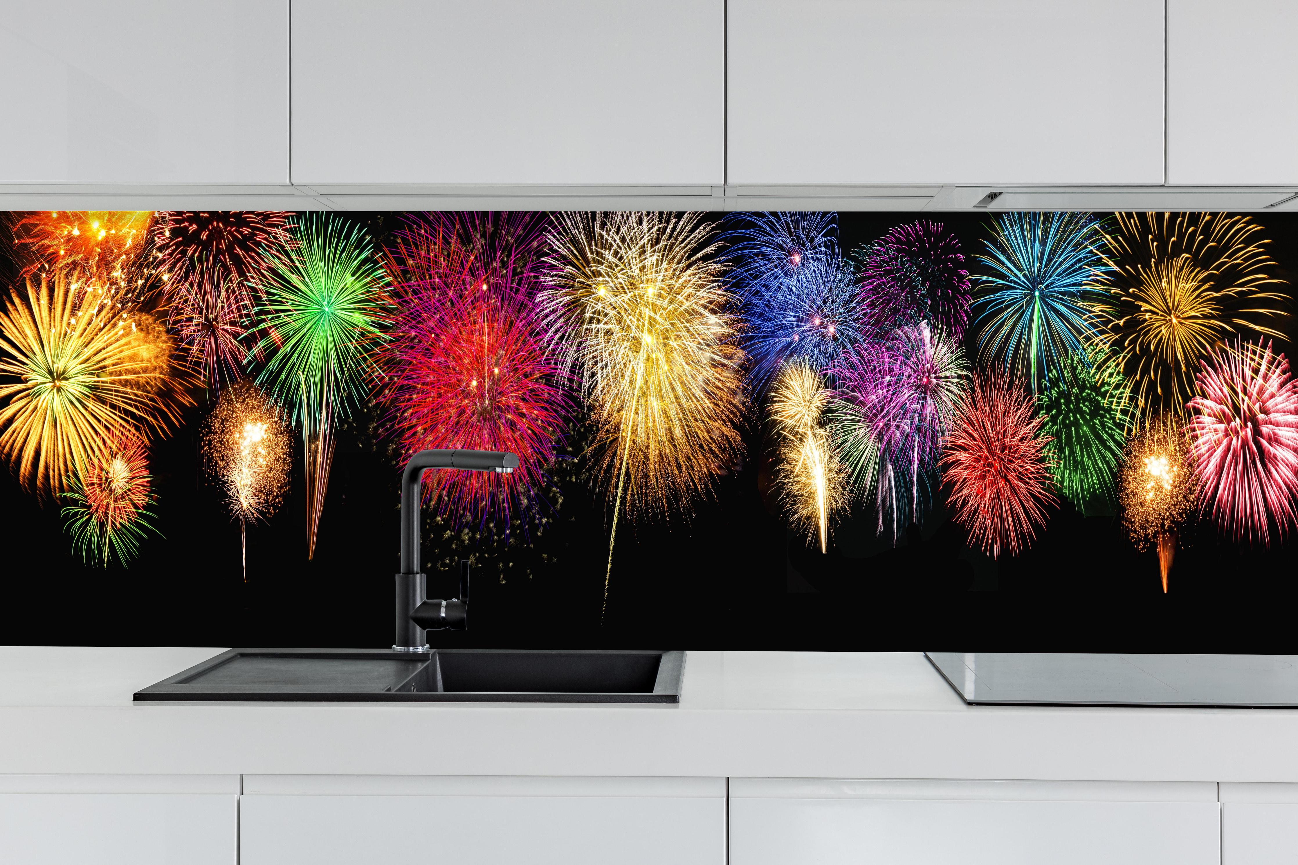 Küche - Panoramisches Silvesterfeuerwerk in leuchtenden Farben hinter weißen Hochglanz-Küchenregalen und schwarzem Wasserhahn