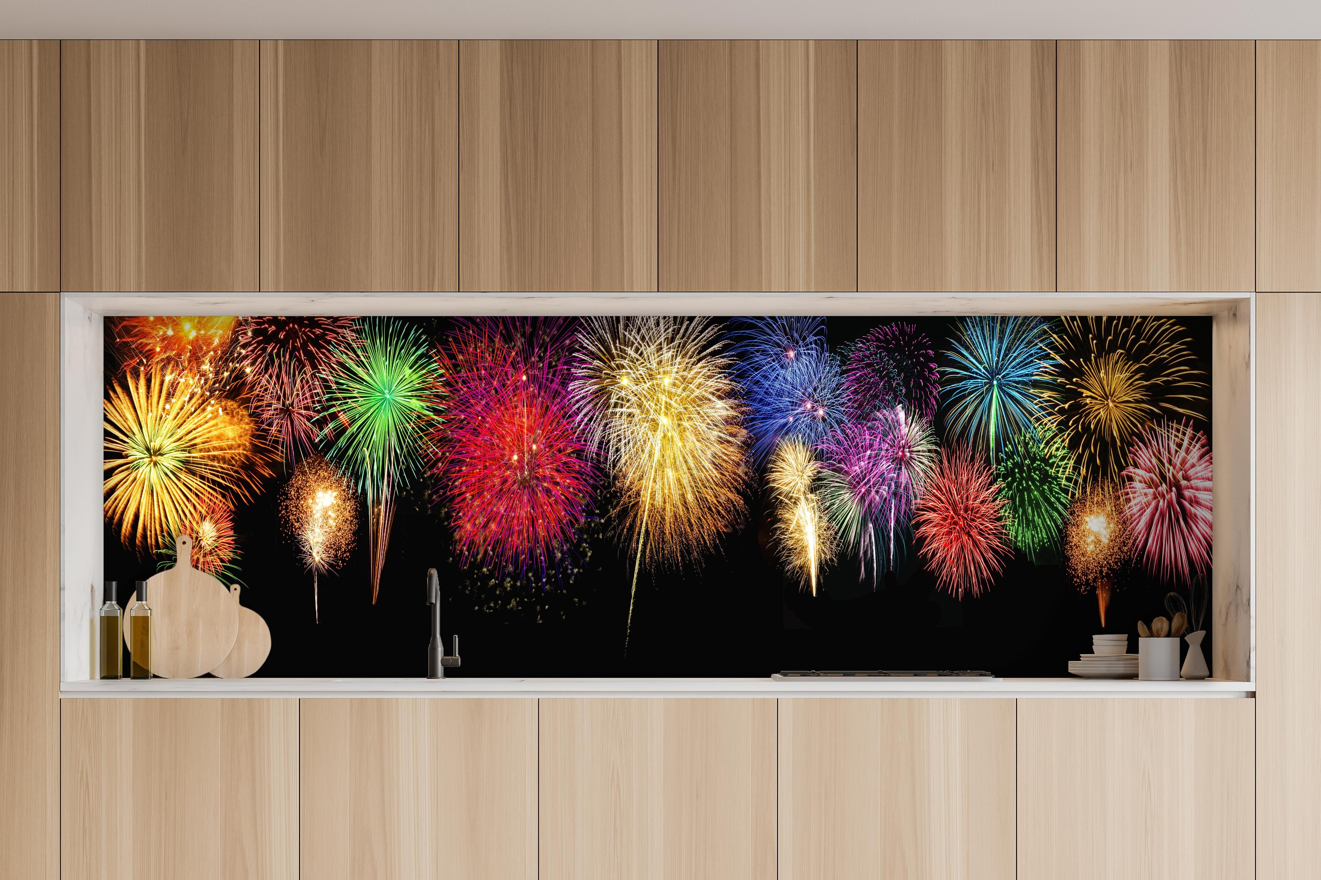 Küche - Panoramisches Silvesterfeuerwerk in leuchtenden Farben hinter weißen Hochglanz-Küchenregalen und schwarzem Wasserhahn