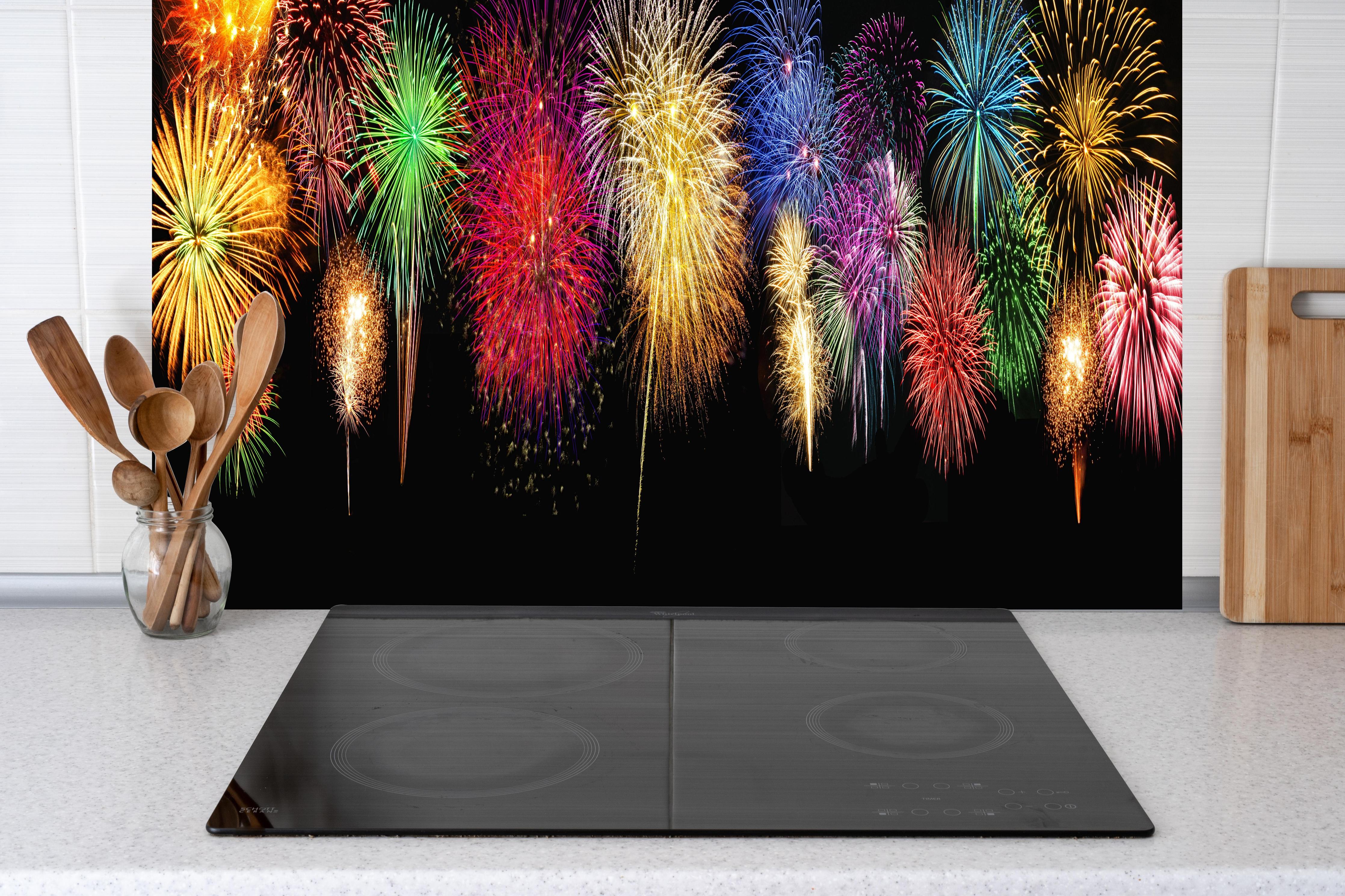 Küche - Panoramisches Silvesterfeuerwerk in leuchtenden Farben hinter weißen Hochglanz-Küchenregalen und schwarzem Wasserhahn