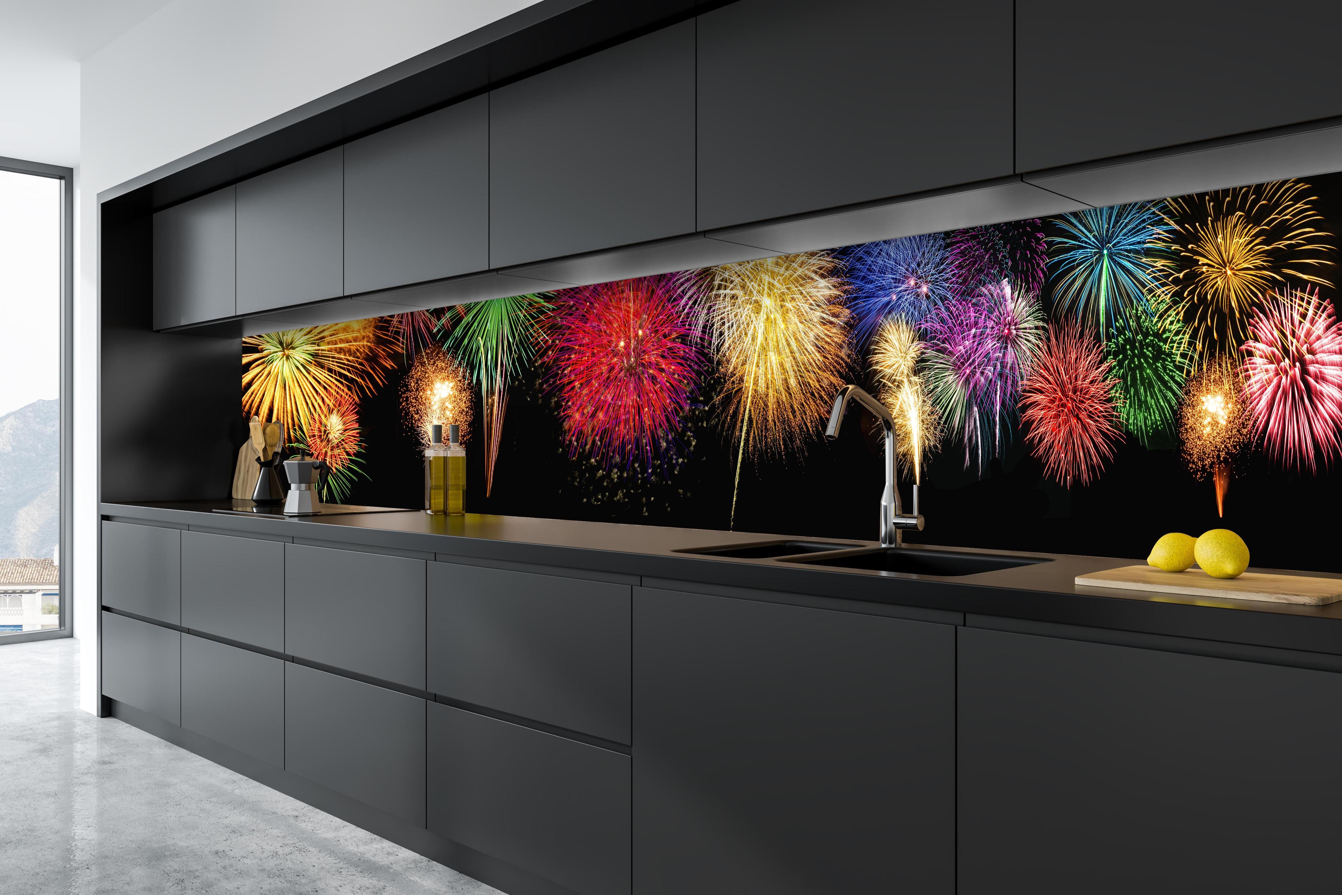 Küche - Panoramisches Silvesterfeuerwerk in leuchtenden Farben hinter weißen Hochglanz-Küchenregalen und schwarzem Wasserhahn