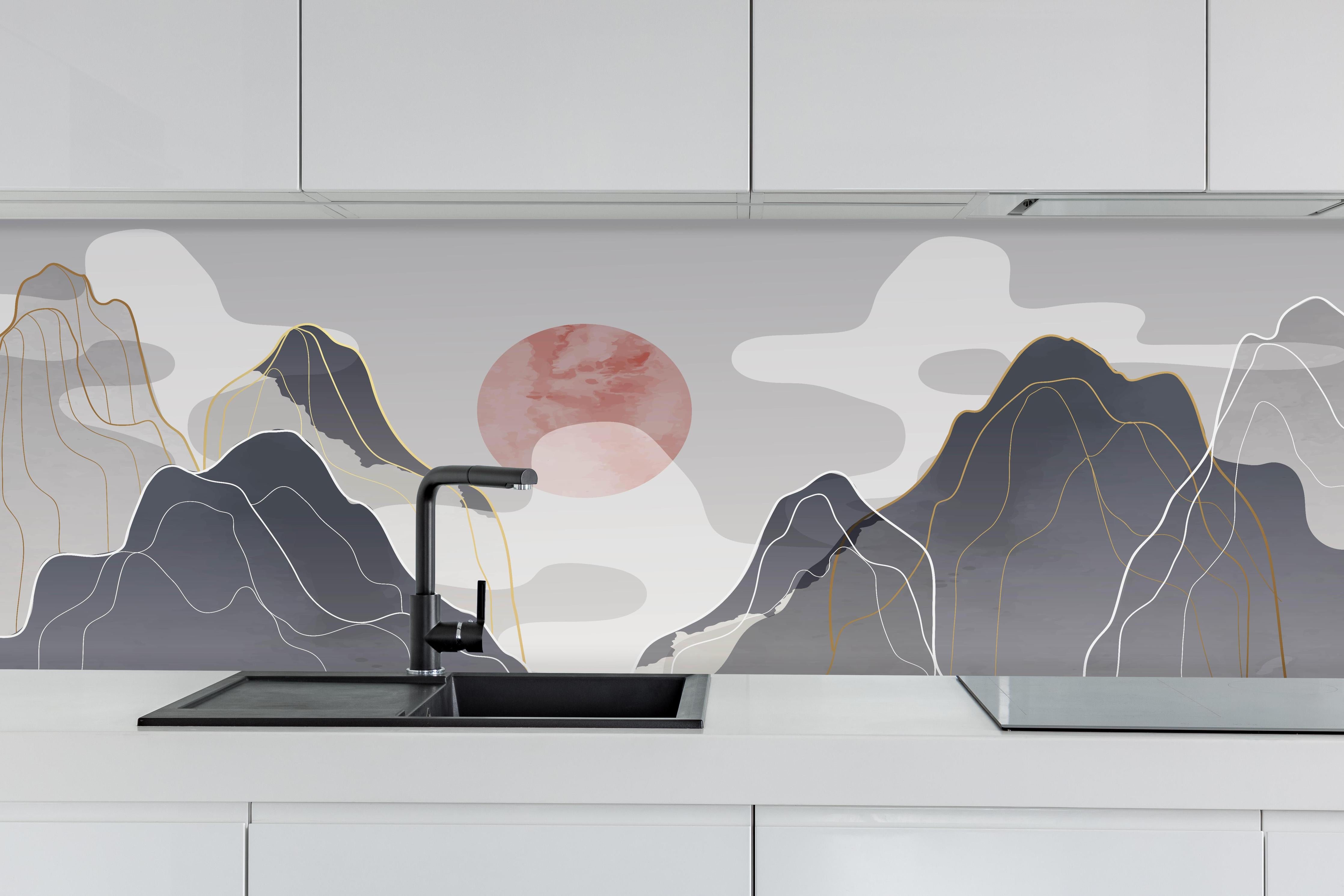 Küche - Pastell Berge Kunst Abstrakt Wandbild hinter weißen Hochglanz-Küchenregalen und schwarzem Wasserhahn