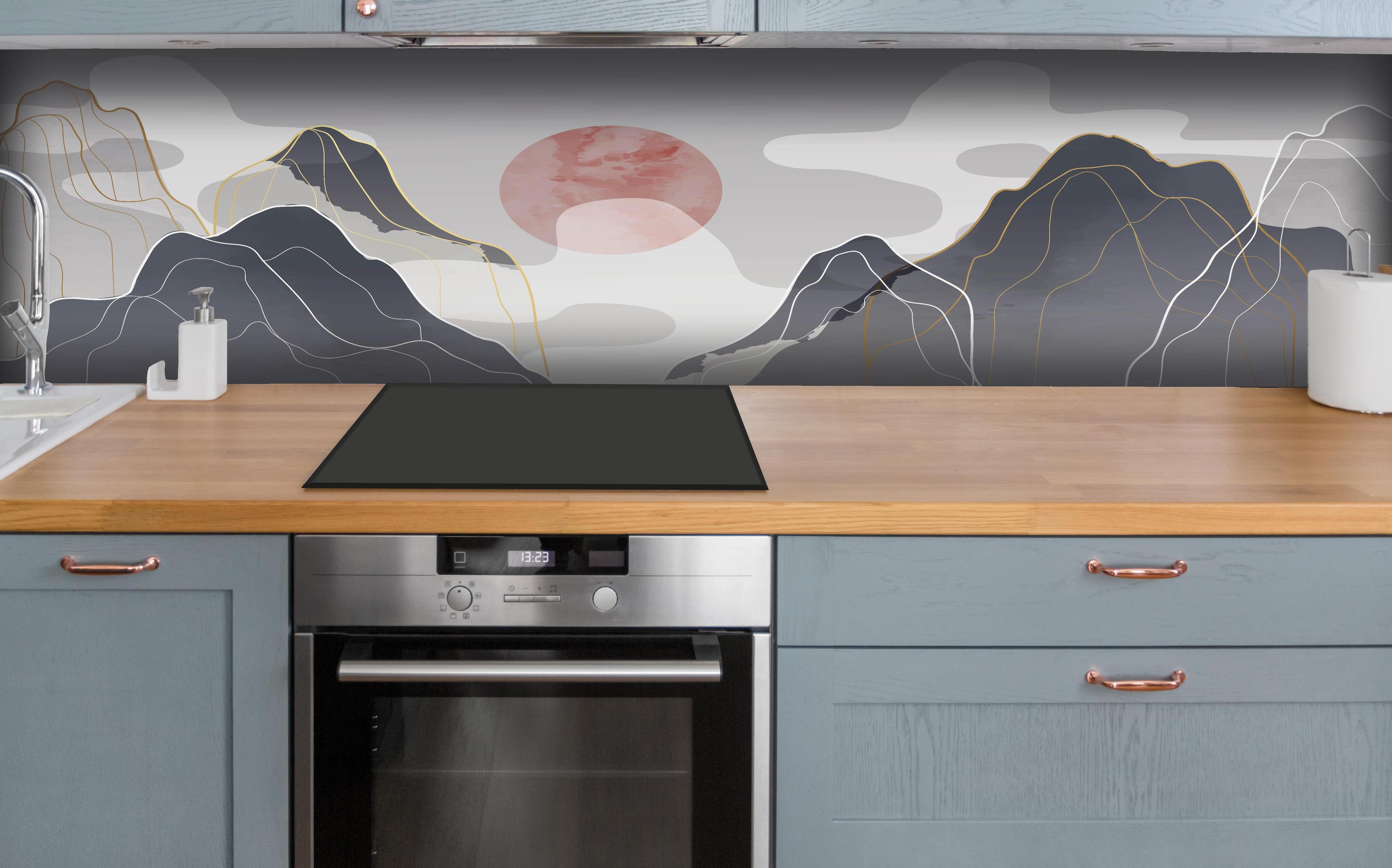 Küche - Pastell Berge Kunst Abstrakt Wandbild hinter weißen Hochglanz-Küchenregalen und schwarzem Wasserhahn