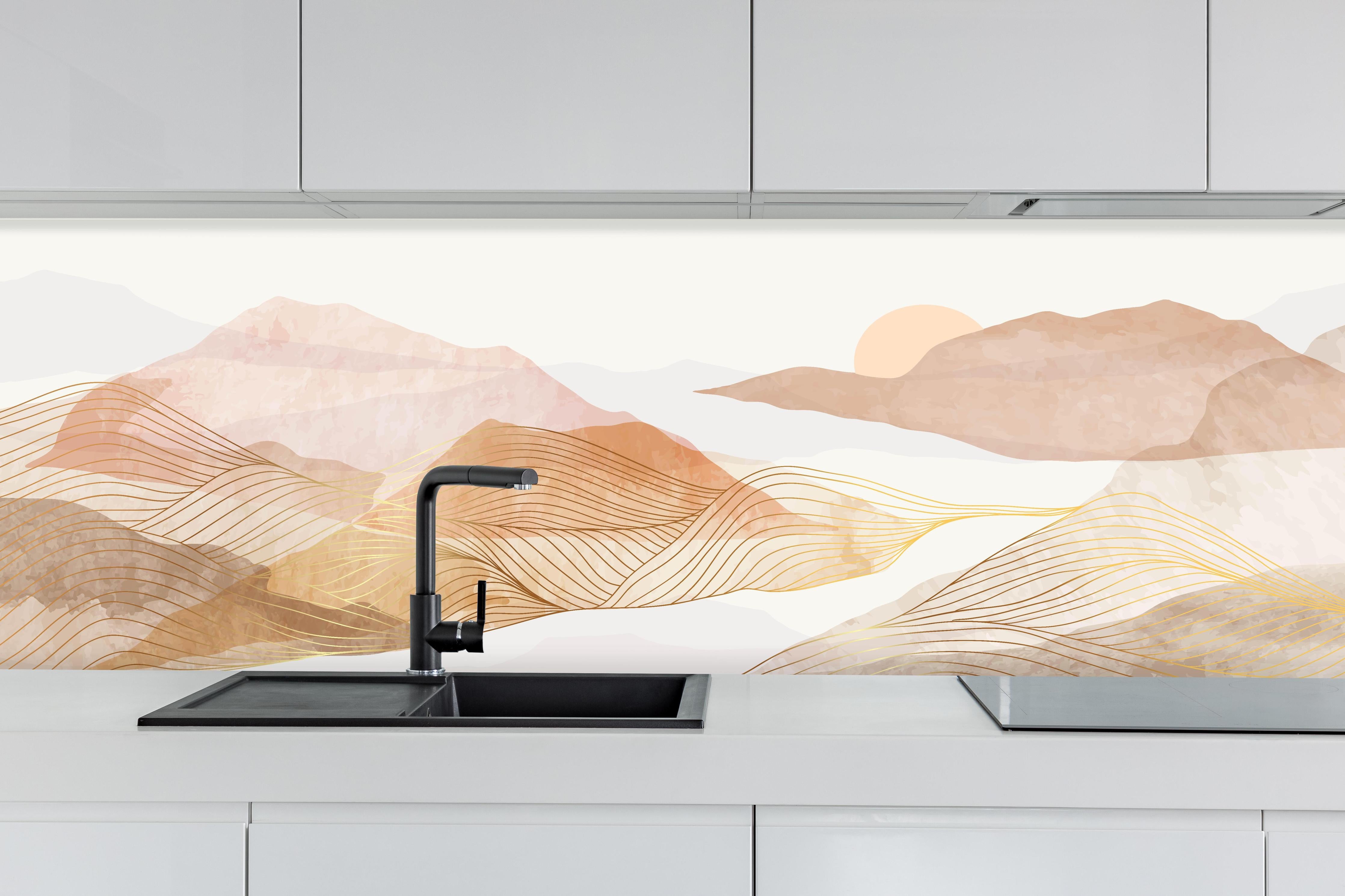 Küche - Pastell Berge und Linien Kunstwerk hinter weißen Hochglanz-Küchenregalen und schwarzem Wasserhahn