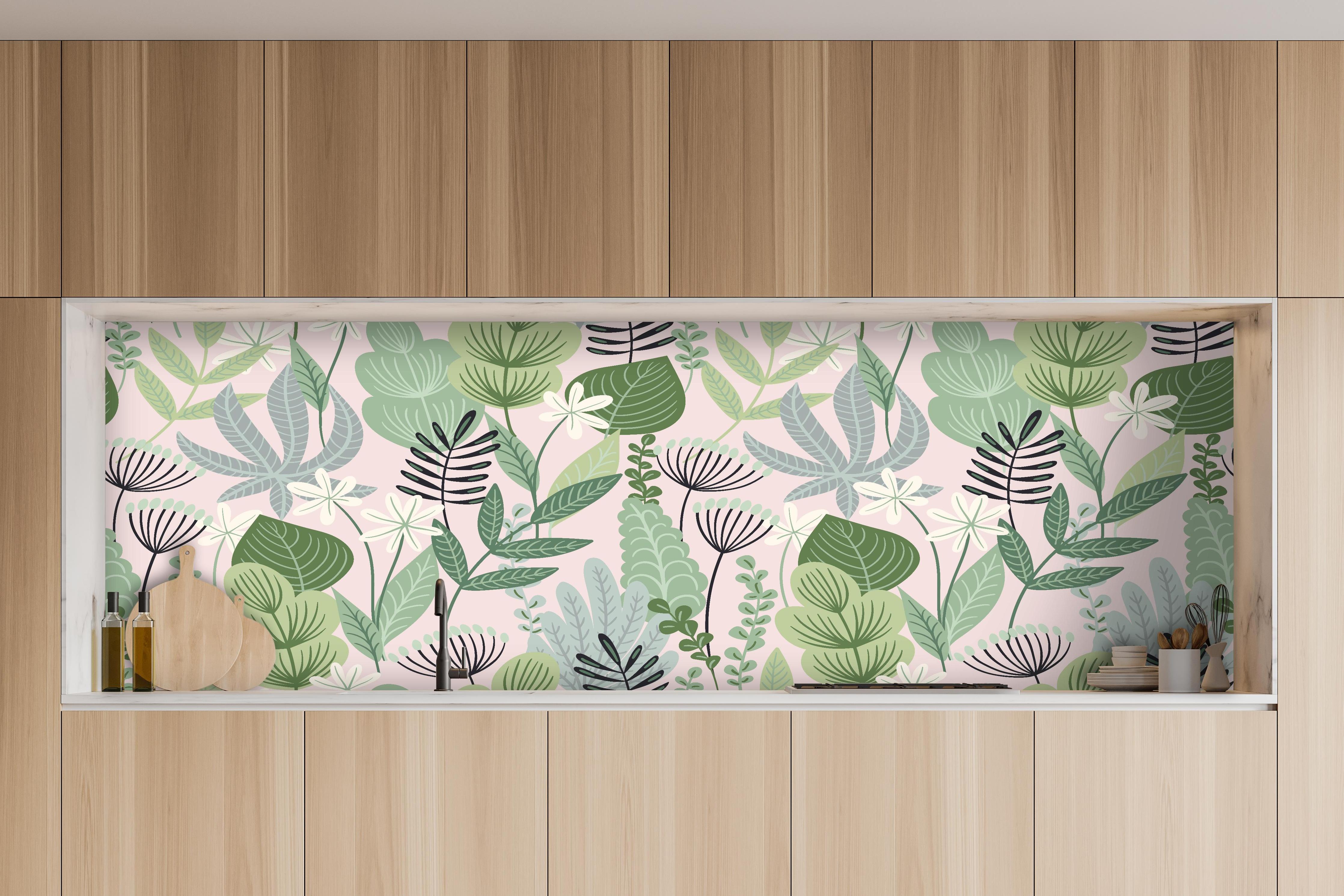 Küche - Pastell Pflanzen- und Blumenmuster Tapete hinter weißen Hochglanz-Küchenregalen und schwarzem Wasserhahn