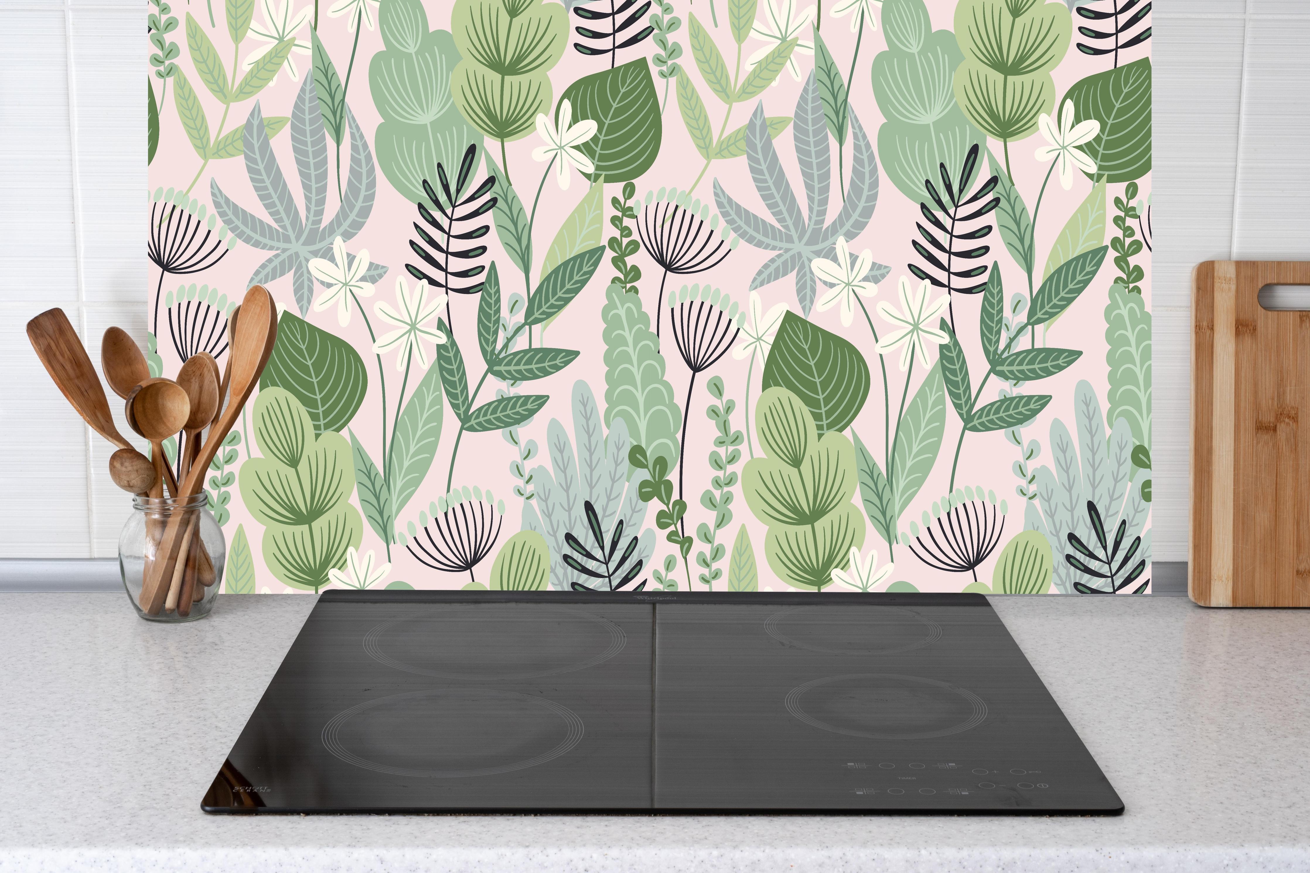 Küche - Pastell Pflanzen- und Blumenmuster Tapete hinter weißen Hochglanz-Küchenregalen und schwarzem Wasserhahn