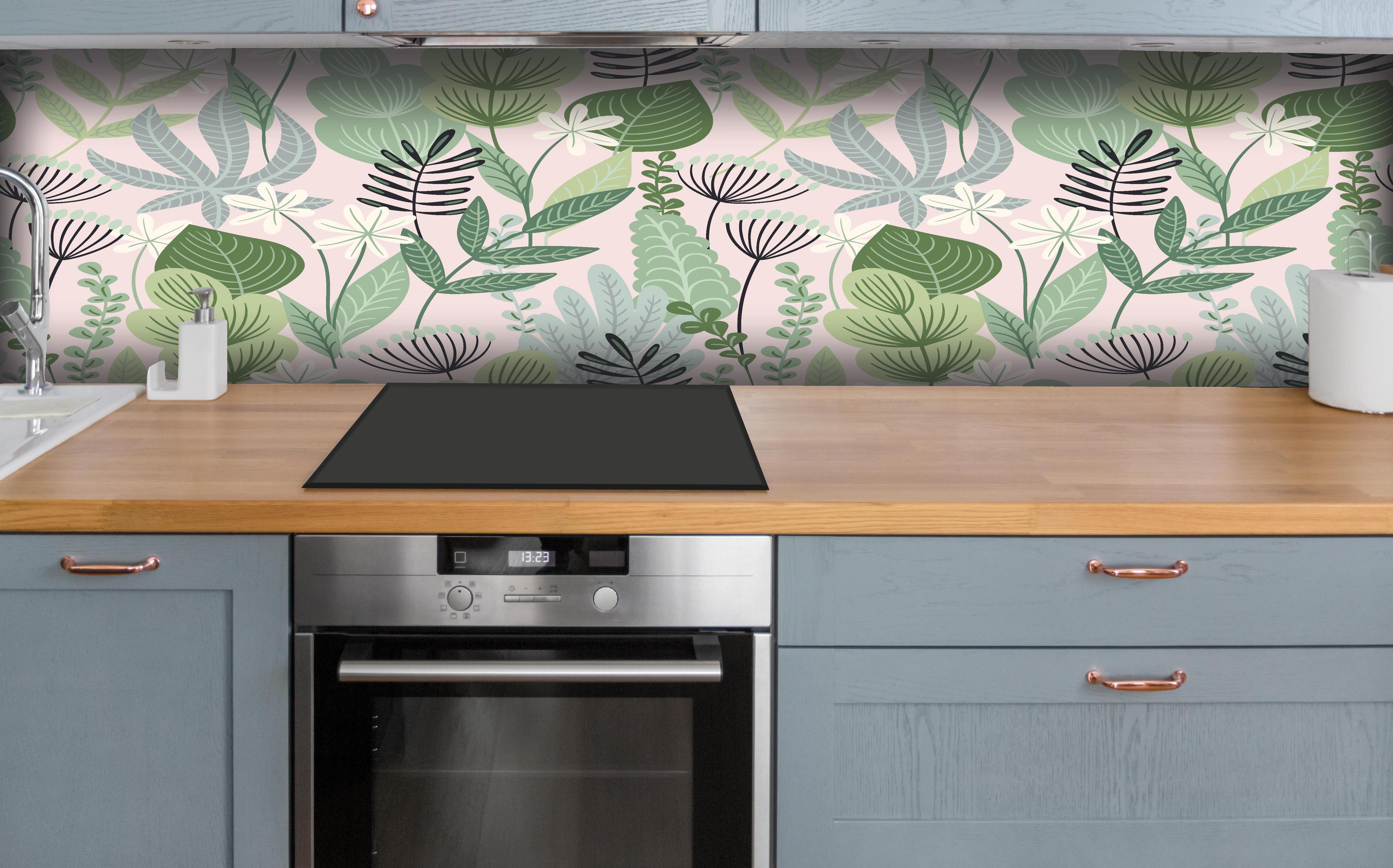 Küche - Pastell Pflanzen- und Blumenmuster Tapete hinter weißen Hochglanz-Küchenregalen und schwarzem Wasserhahn