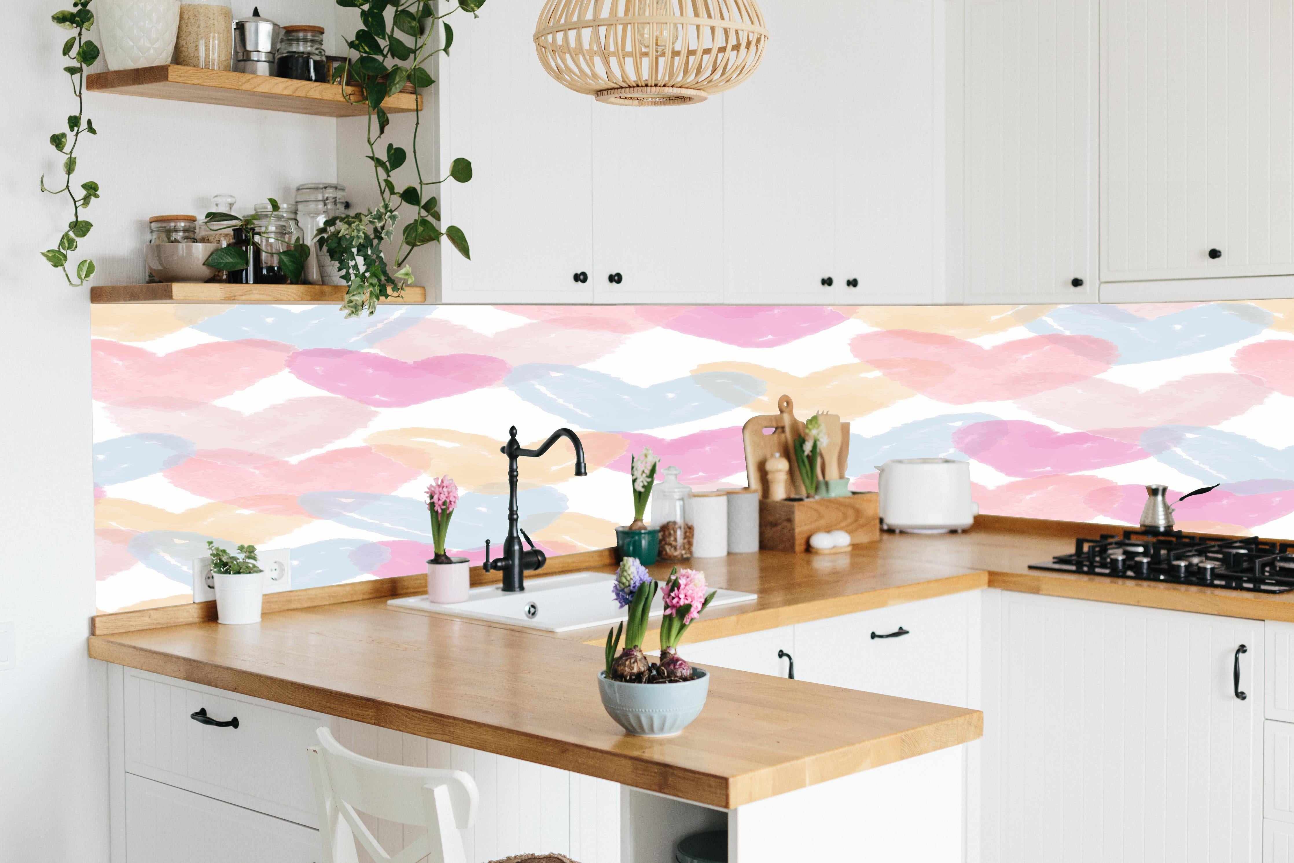 Küche - Pastellfarbene Herz Illustration hinter weißen Hochglanz-Küchenregalen und schwarzem Wasserhahn