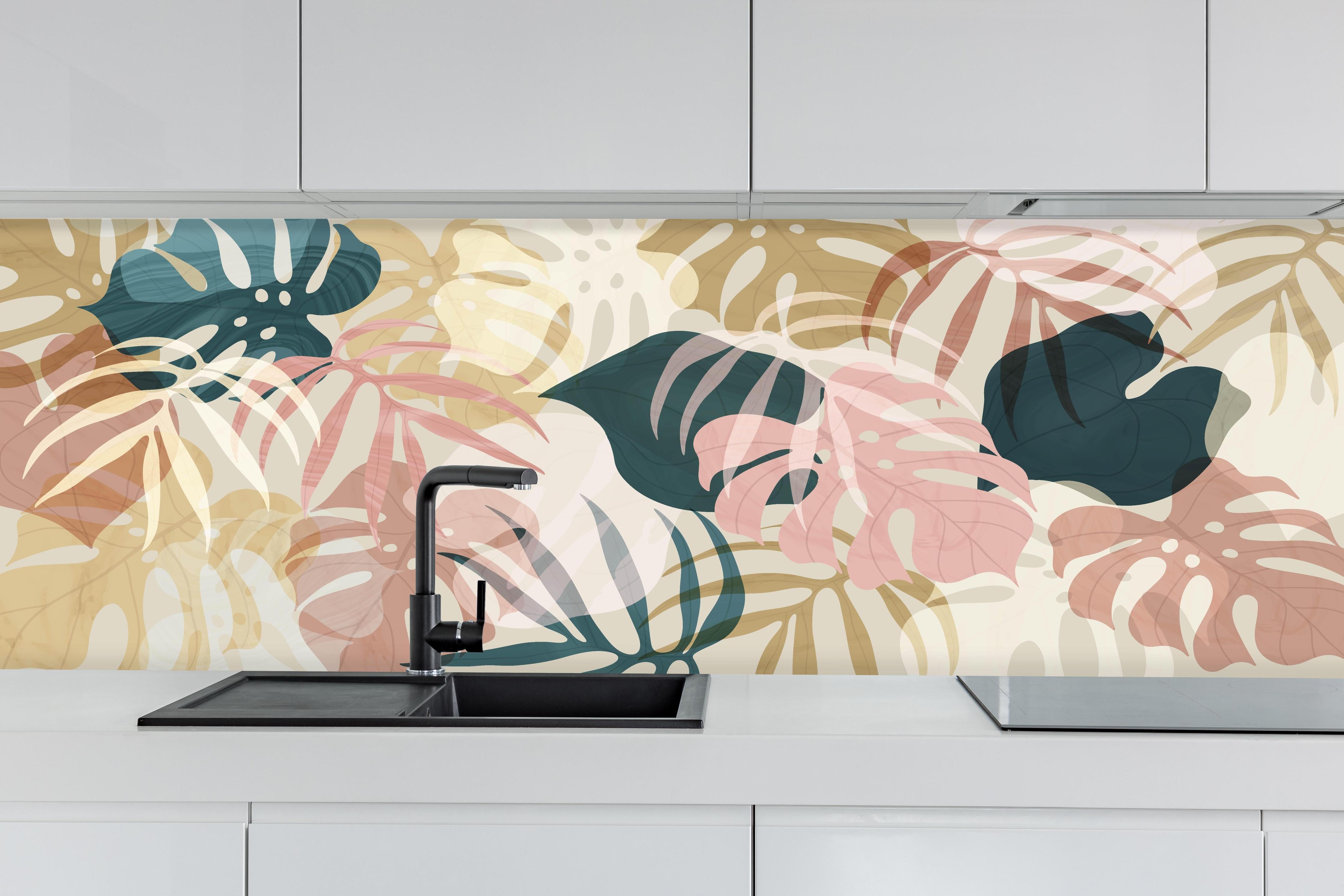 Küche - Pastellfarbene Tropenblätter Abstrakte Kunst hinter weißen Hochglanz-Küchenregalen und schwarzem Wasserhahn