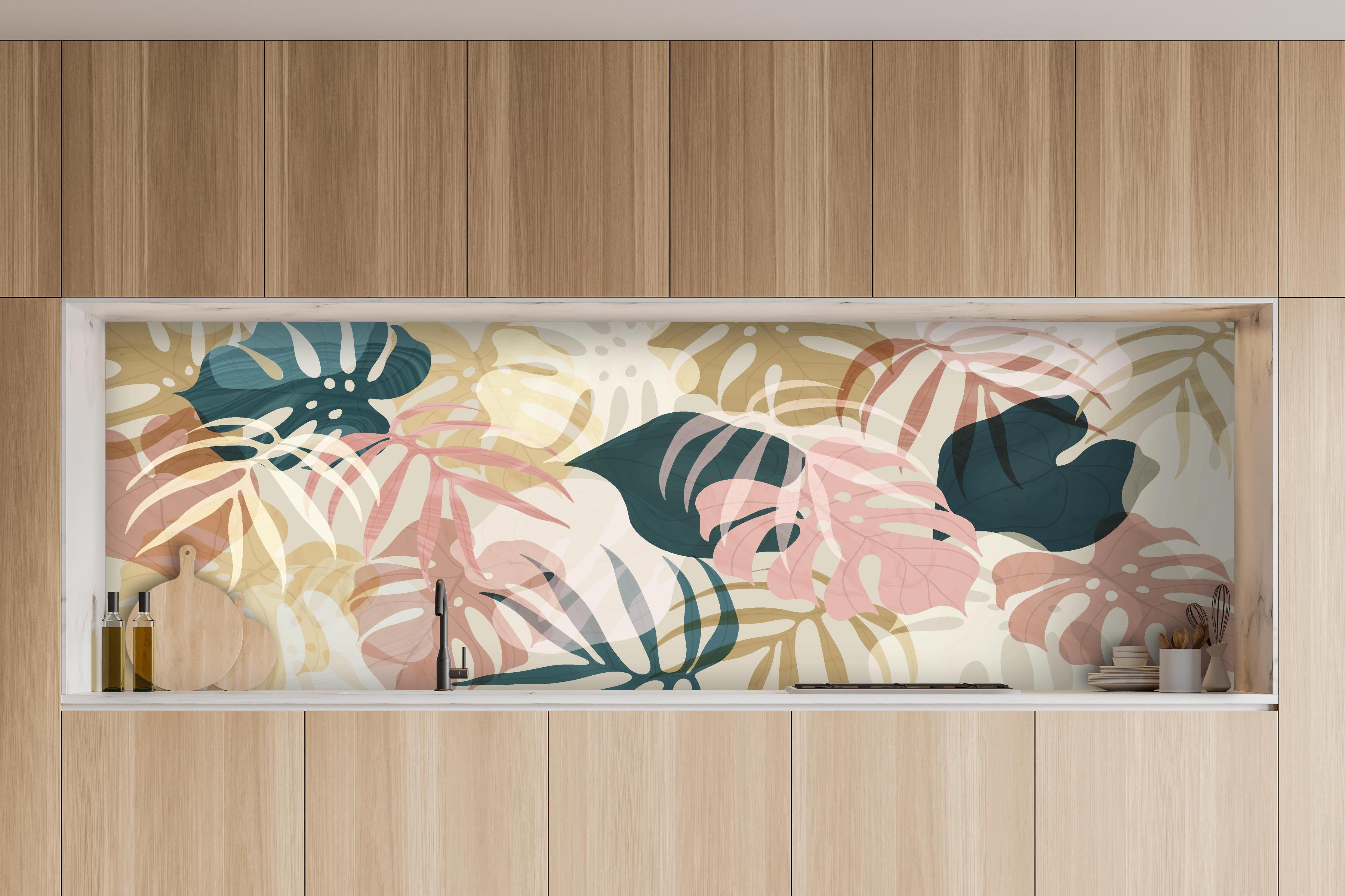 Küche - Pastellfarbene Tropenblätter Abstrakte Kunst hinter weißen Hochglanz-Küchenregalen und schwarzem Wasserhahn