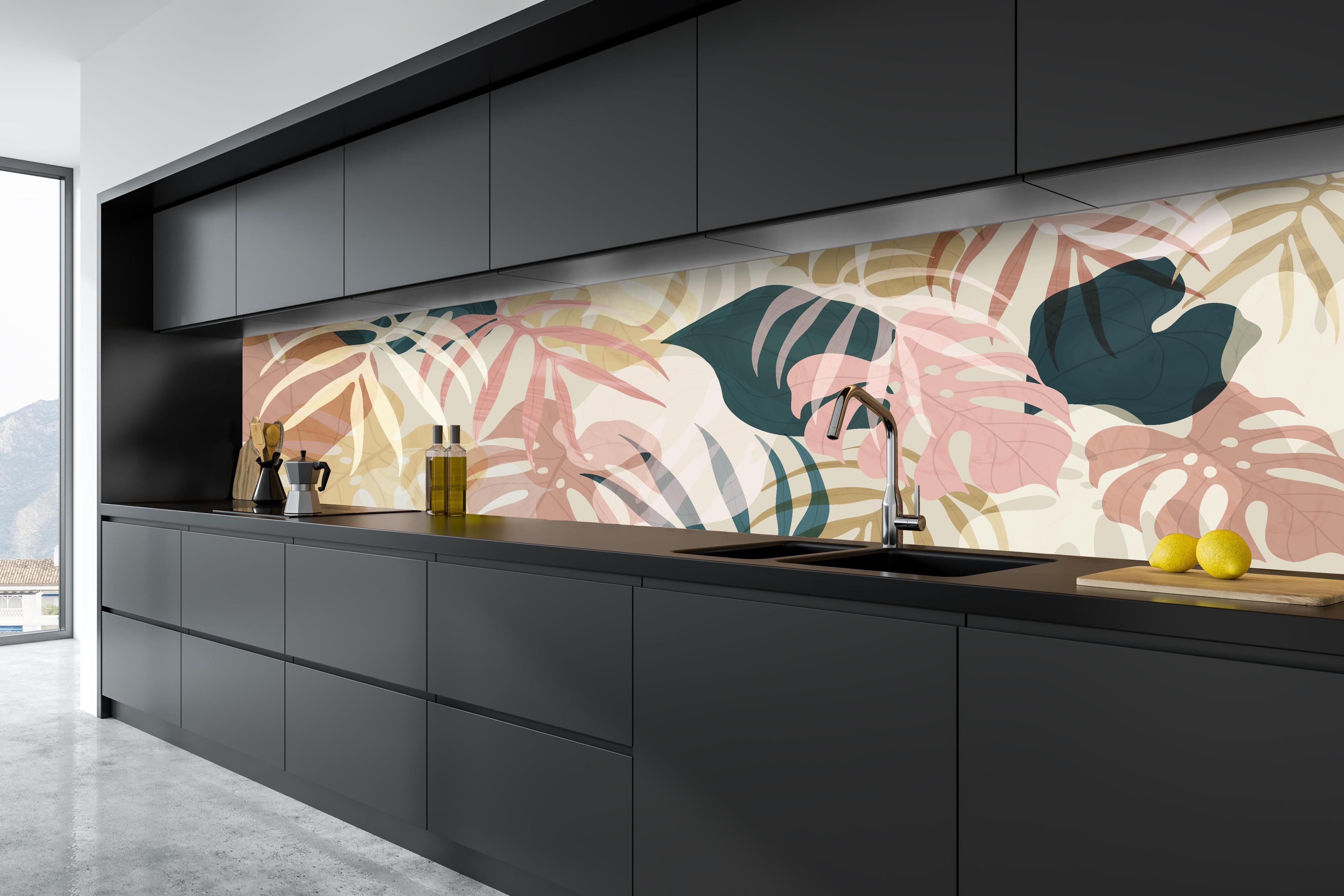 Küche - Pastellfarbene Tropenblätter Abstrakte Kunst hinter weißen Hochglanz-Küchenregalen und schwarzem Wasserhahn