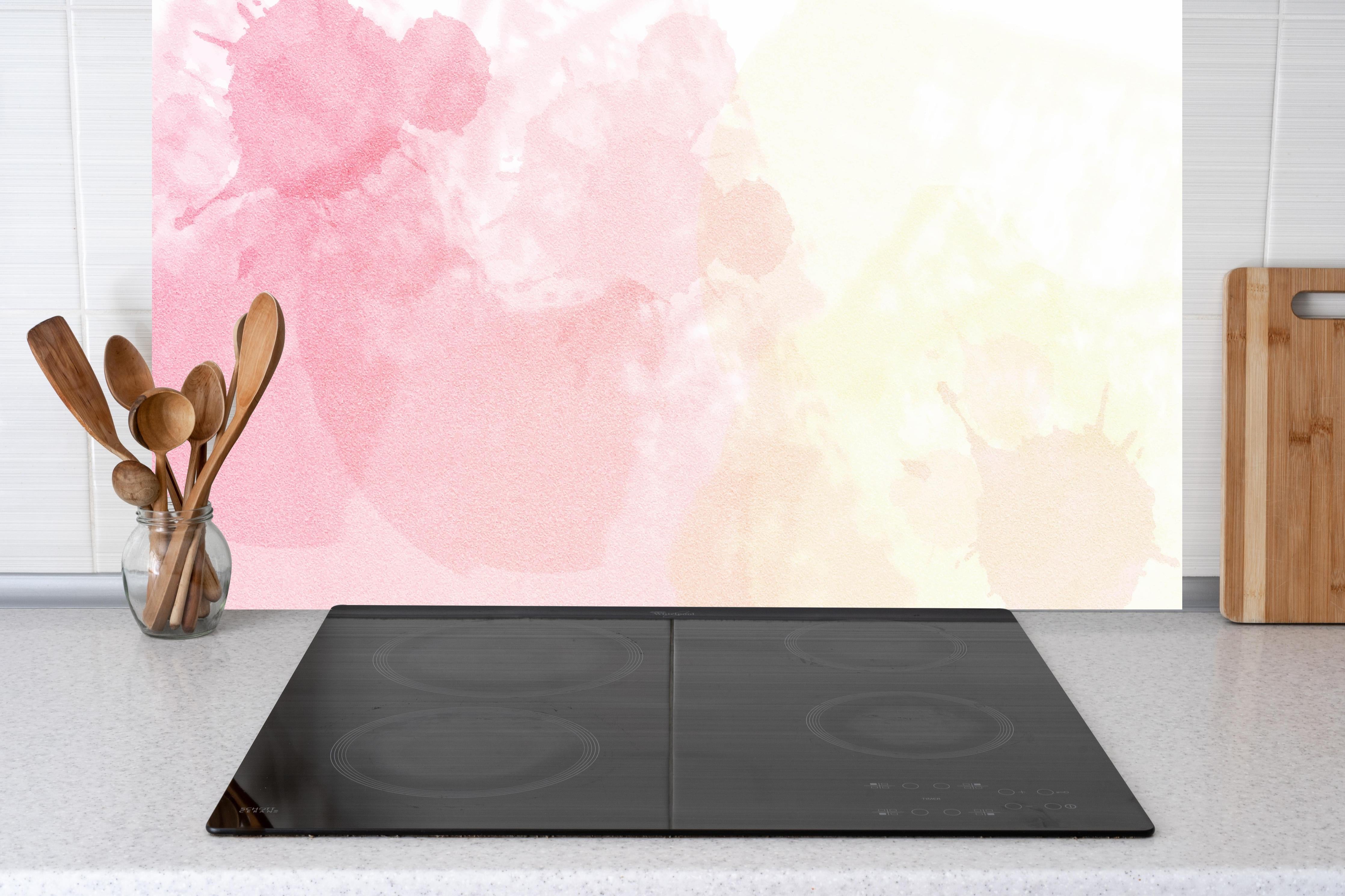 Küche - Pastellfarbener Aquarell Hintergrund Rosa Gelb hinter weißen Hochglanz-Küchenregalen und schwarzem Wasserhahn