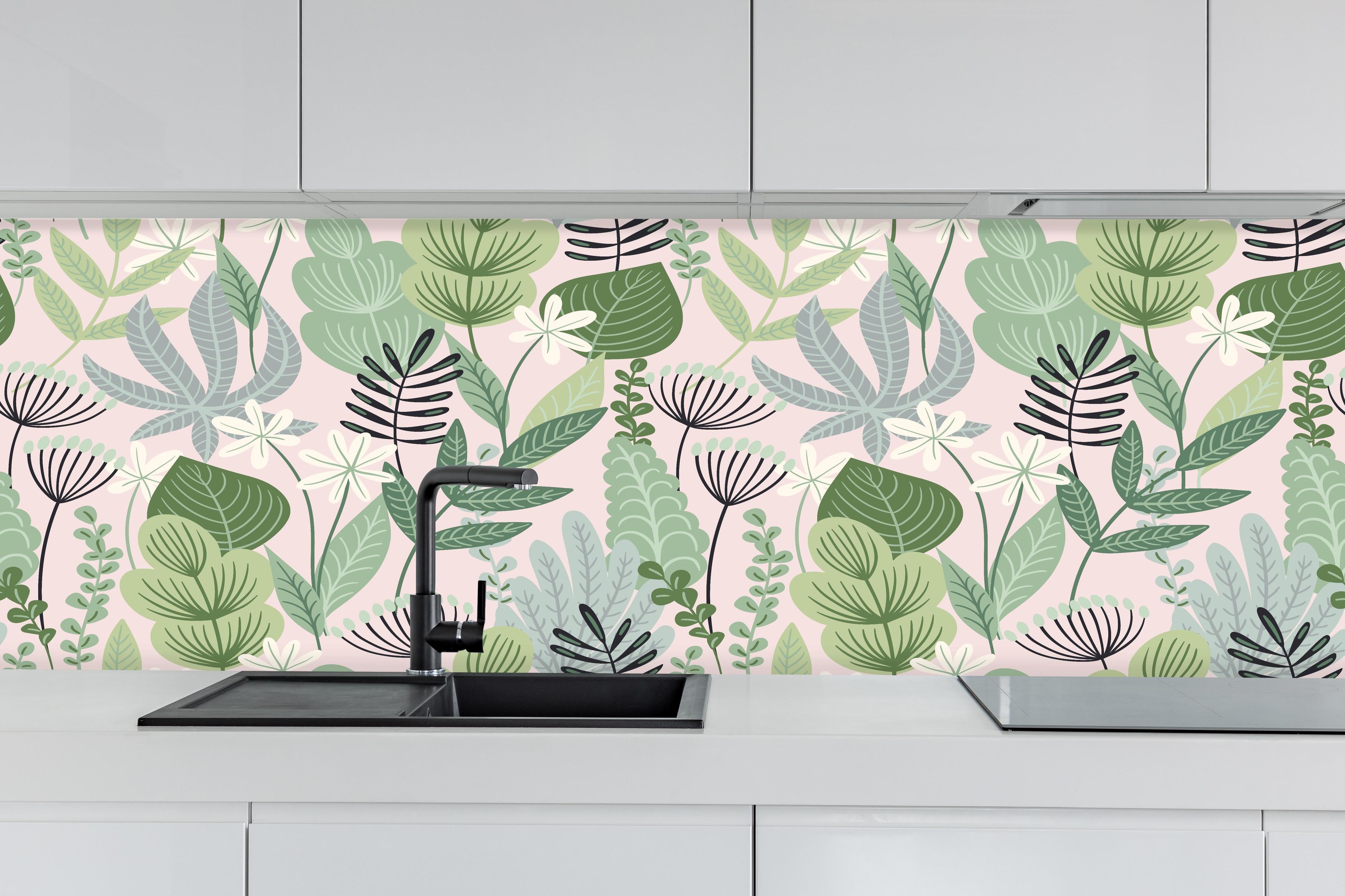 Küche - Pastellfarbenes Blumenmuster in Grün und Rosa hinter weißen Hochglanz-Küchenregalen und schwarzem Wasserhahn