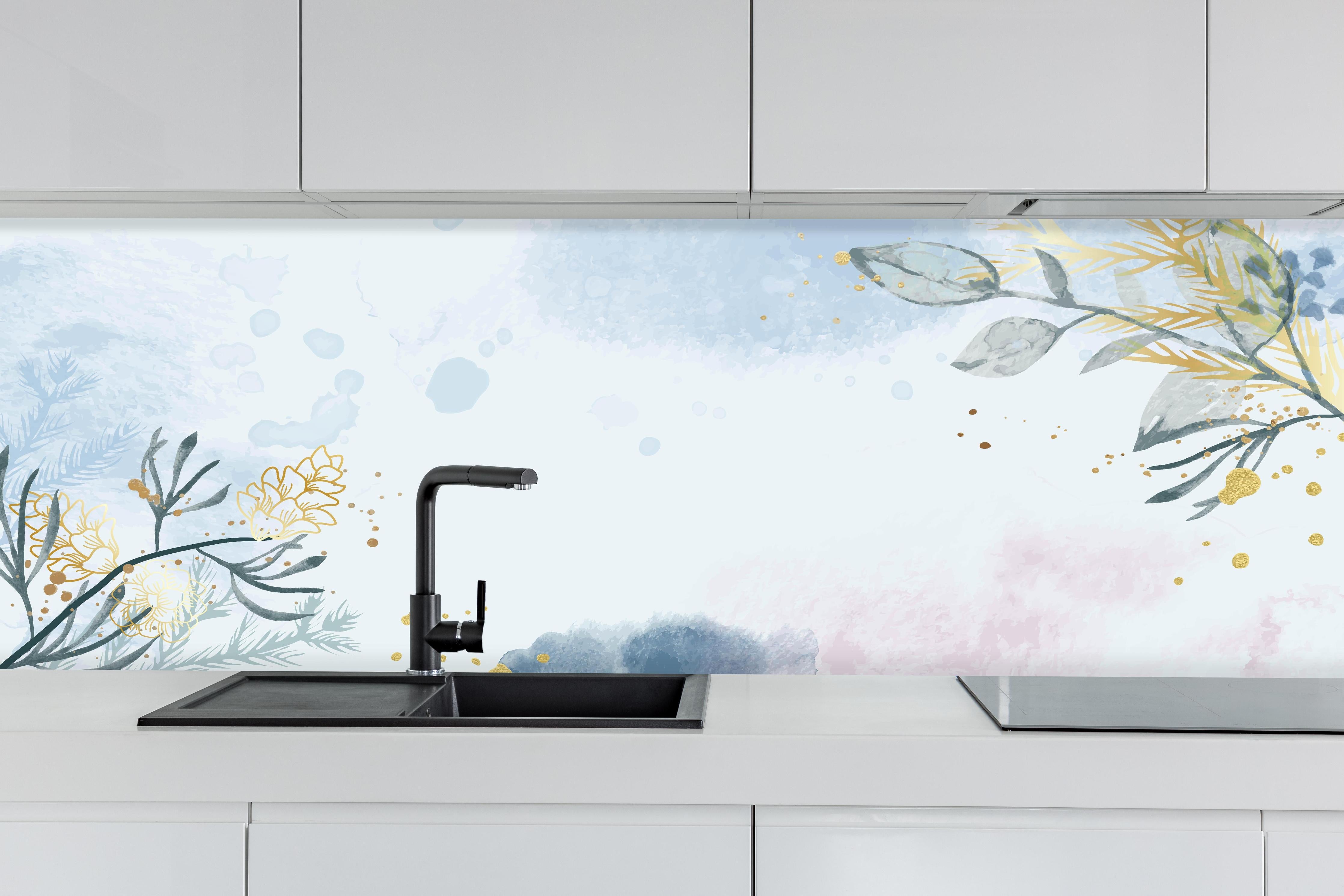 Küche - Pastellfarbenes Floral-Aquarell-Design Hintergrund hinter weißen Hochglanz-Küchenregalen und schwarzem Wasserhahn