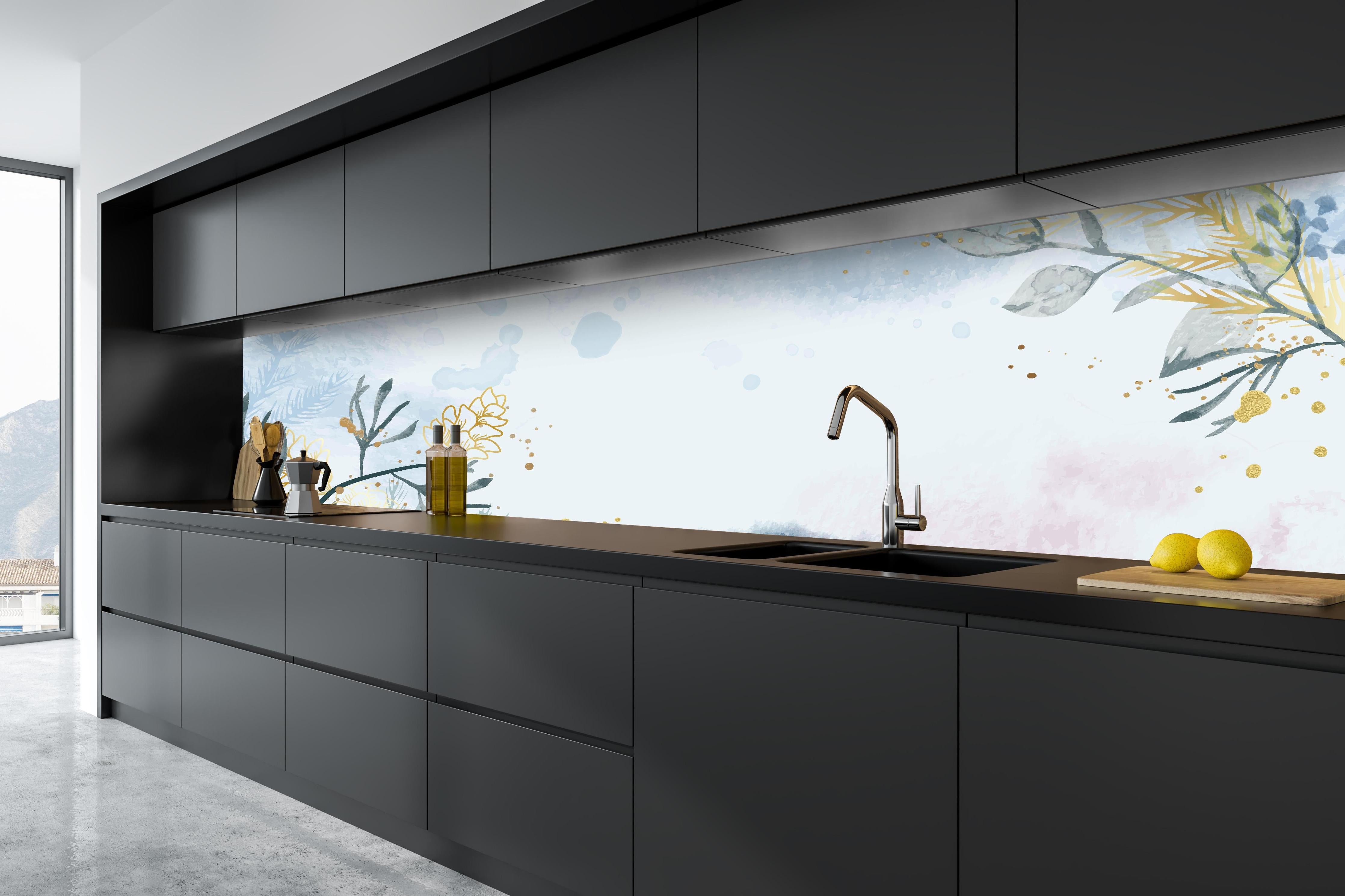 Küche - Pastellfarbenes Floral-Aquarell-Design Hintergrund hinter weißen Hochglanz-Küchenregalen und schwarzem Wasserhahn