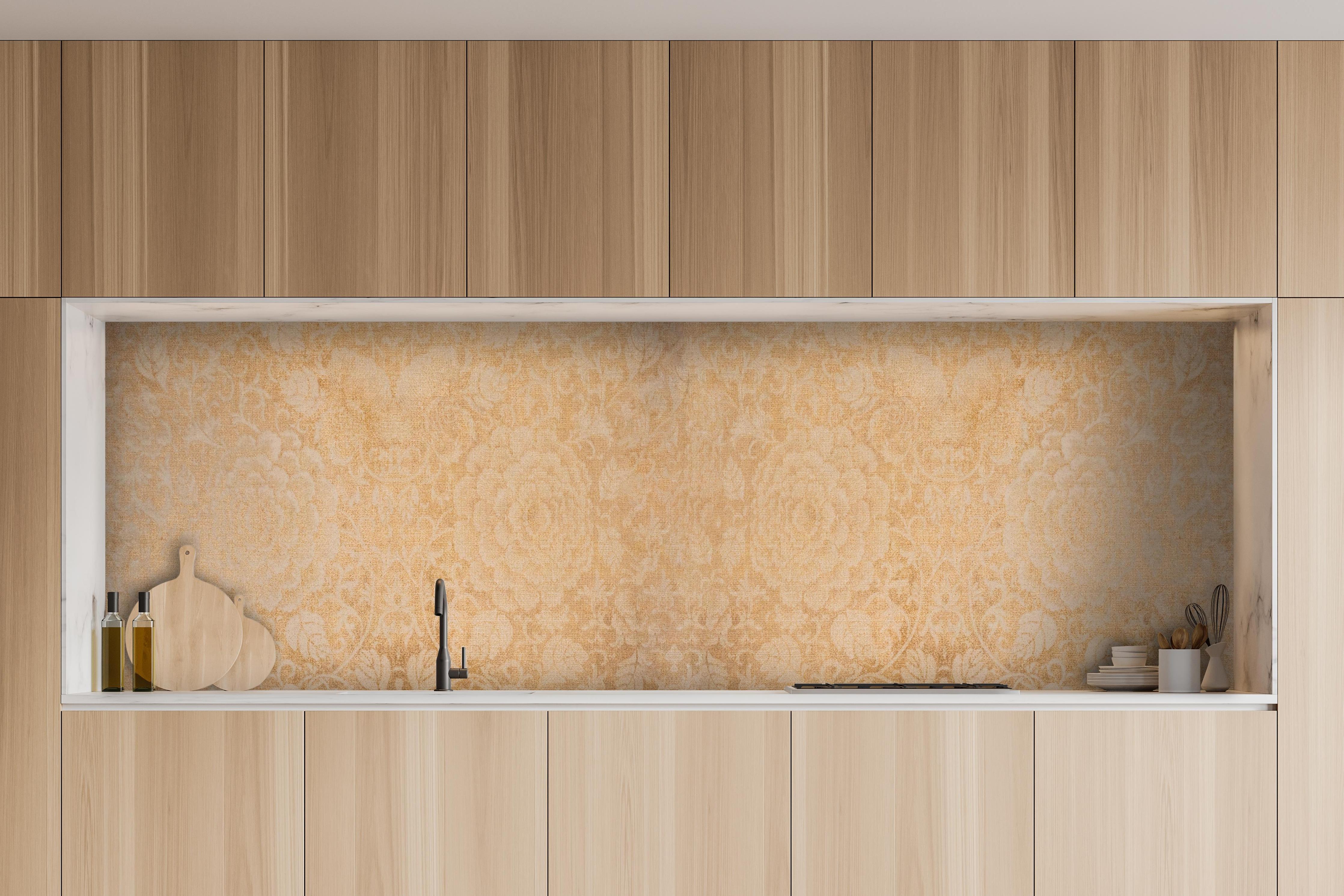 Küche - Patchwork Blumen Muster Fliese in Beige hinter weißen Hochglanz-Küchenregalen und schwarzem Wasserhahn