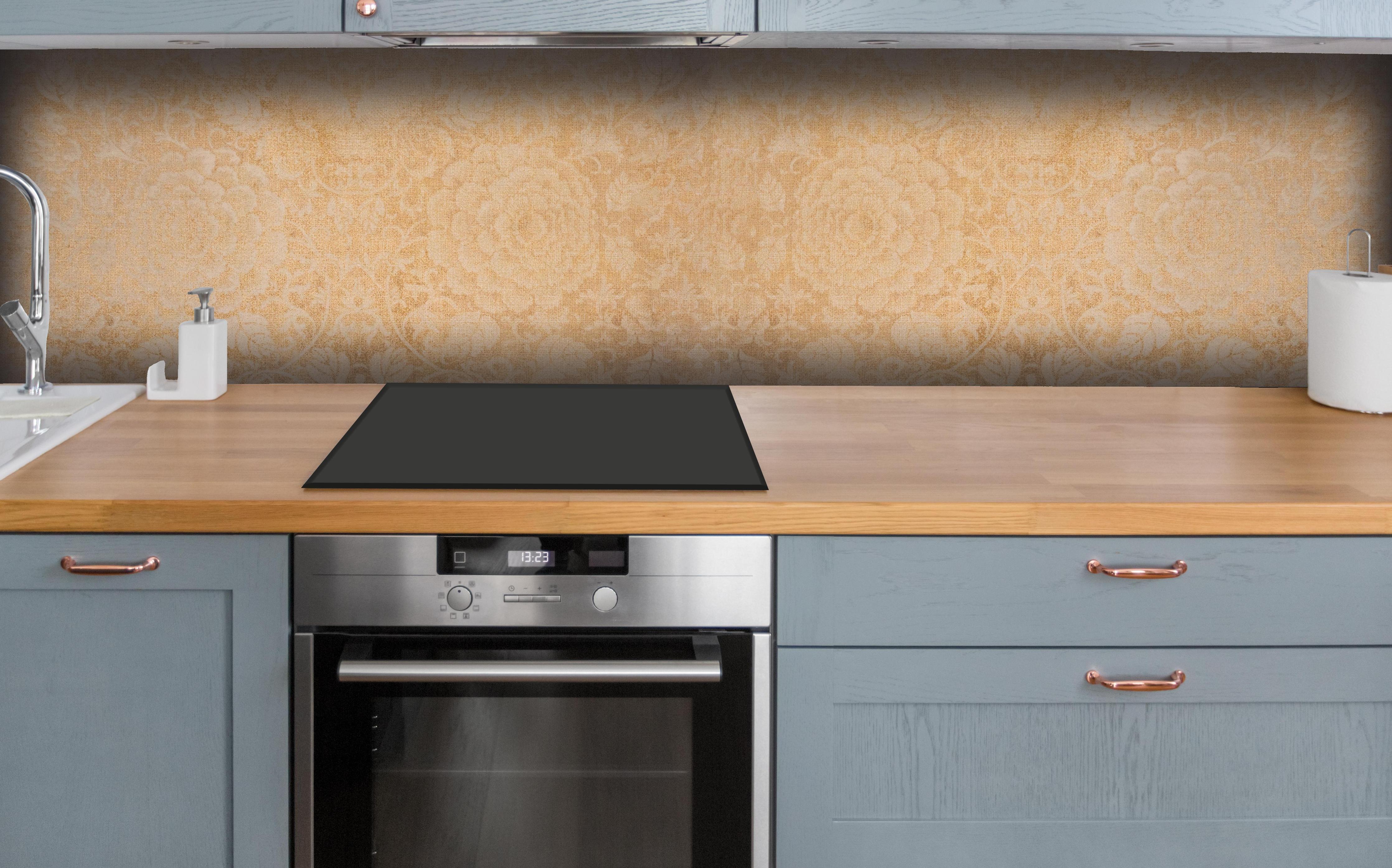 Küche - Patchwork Blumen Muster Fliese in Beige hinter weißen Hochglanz-Küchenregalen und schwarzem Wasserhahn
