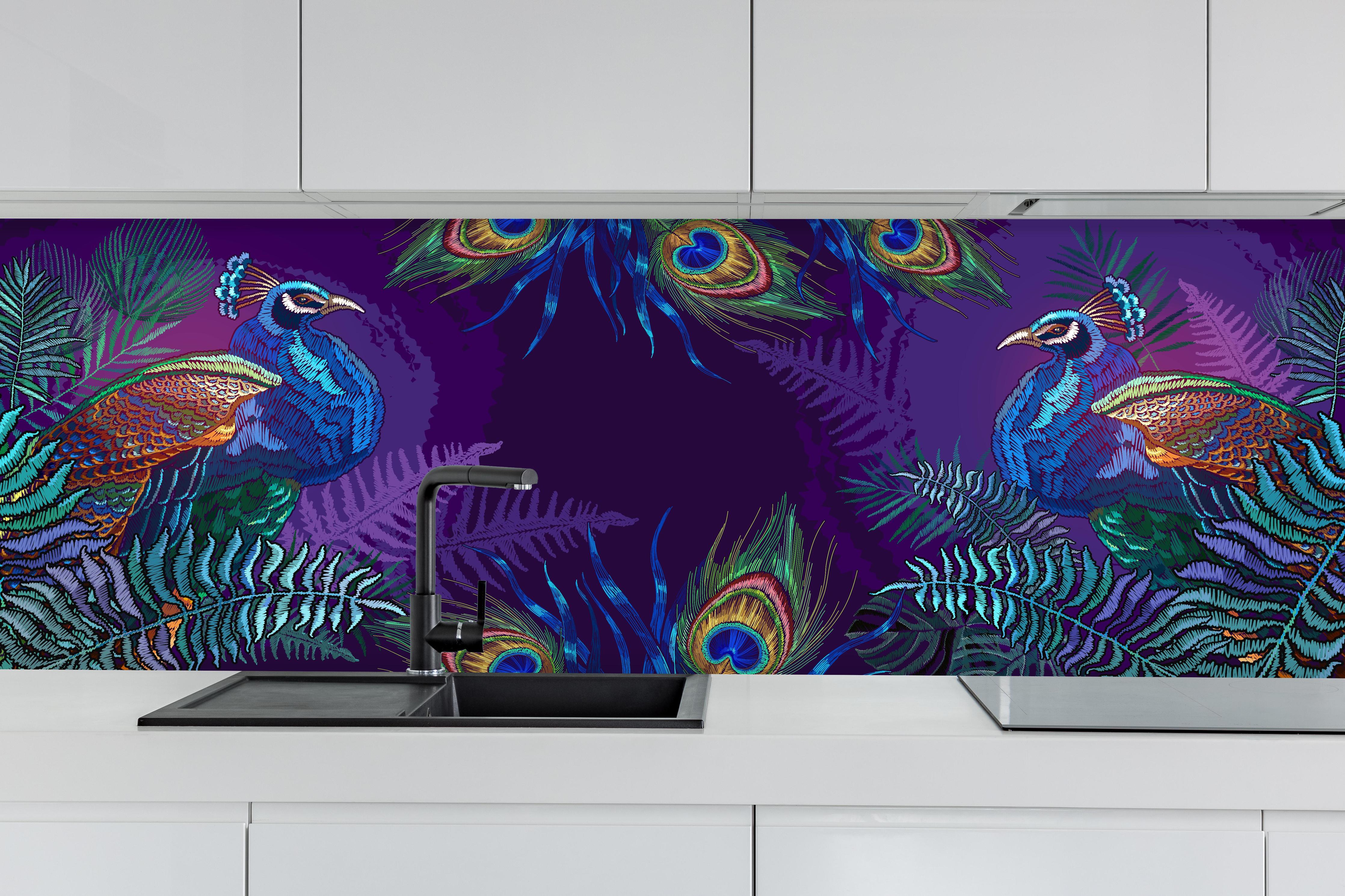 Küche - Pfau Stickerei Kunst mit Palmen hinter weißen Hochglanz-Küchenregalen und schwarzem Wasserhahn