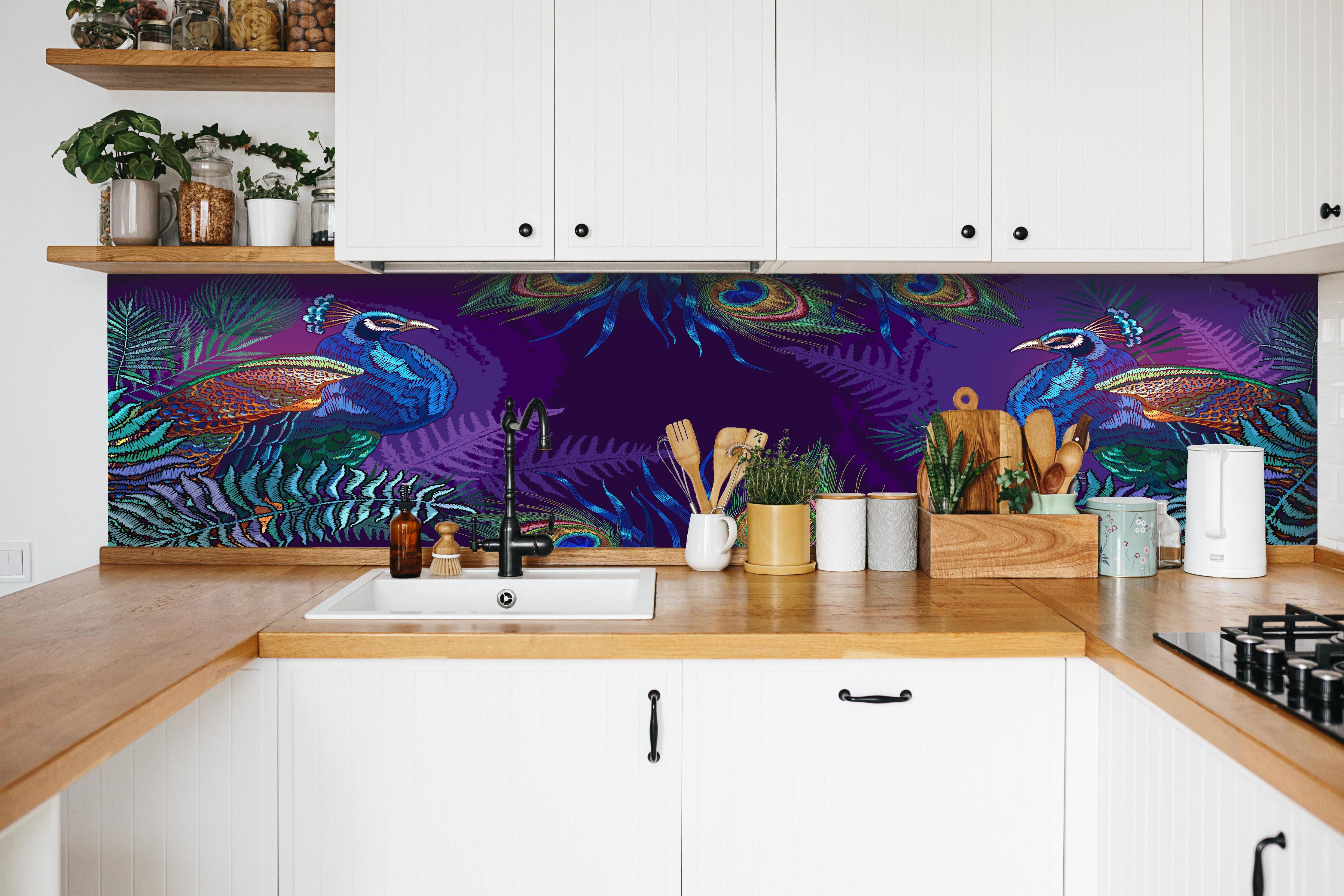 Küche - Pfau Stickerei Kunst mit Palmen hinter weißen Hochglanz-Küchenregalen und schwarzem Wasserhahn