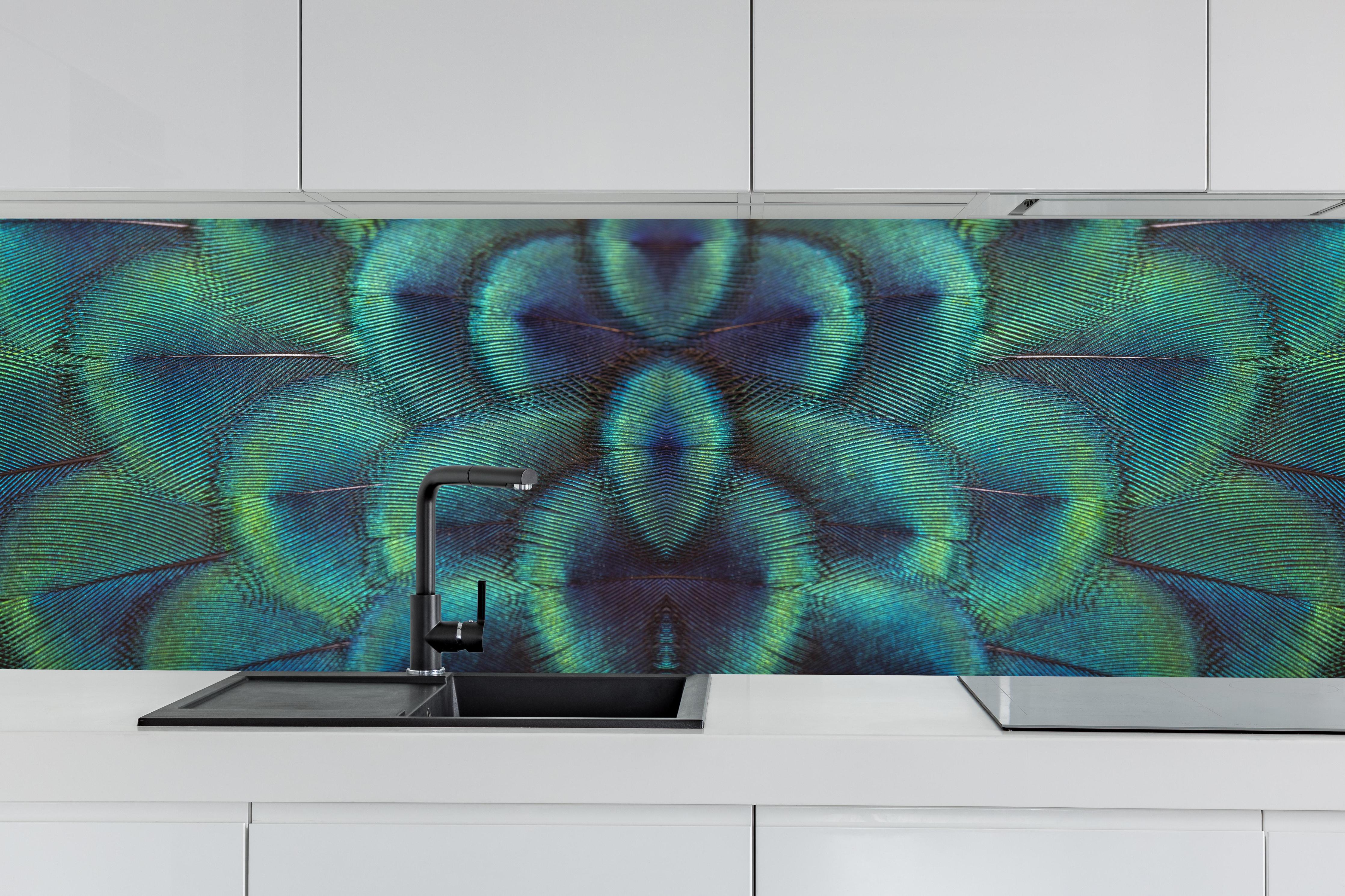 Küche - Pfauenfedern - Nahaufnahme hinter weißen Hochglanz-Küchenregalen und schwarzem Wasserhahn