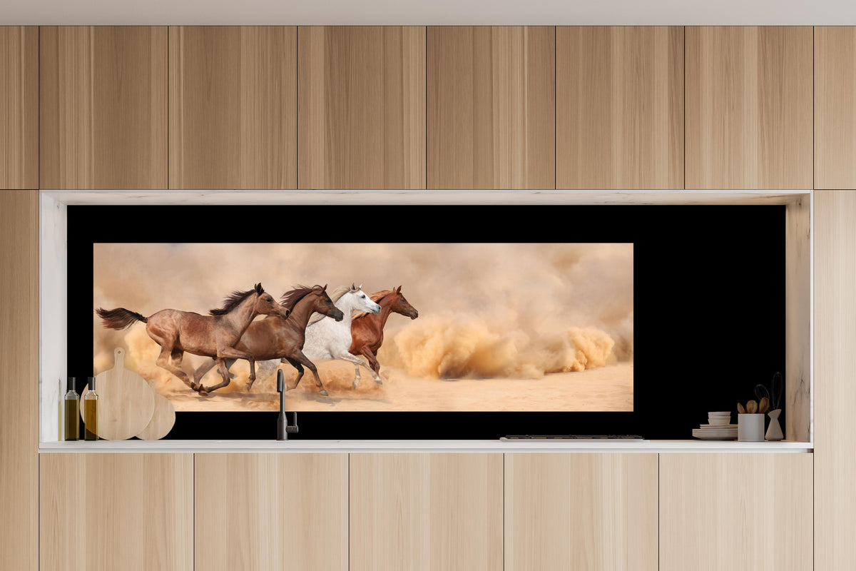 Küche - Pferde galoppieren im Sandsturm hinter weißen Hochglanz-Küchenregalen und schwarzem Wasserhahn