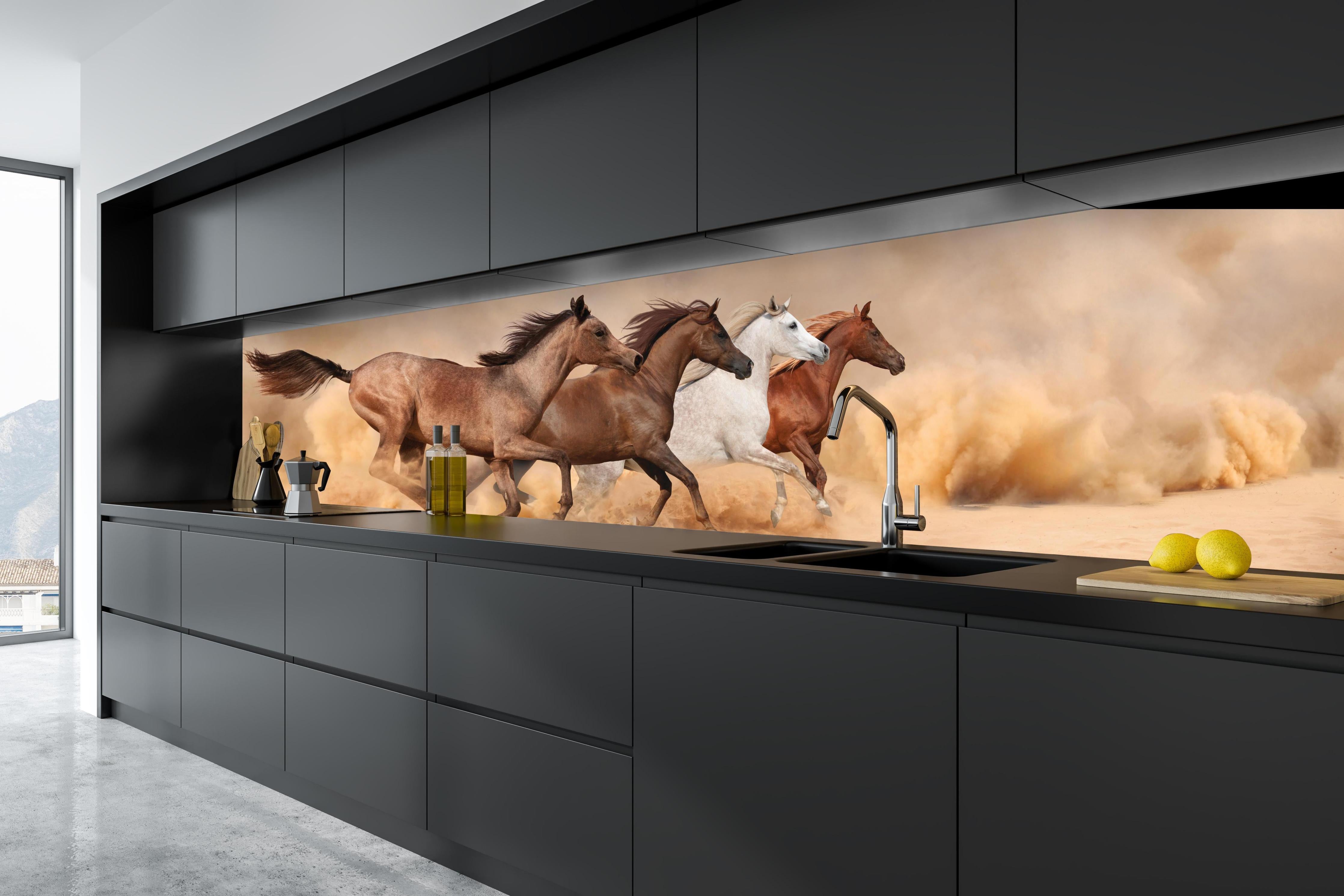 Küche - Pferde galoppieren im Sandsturm hinter weißen Hochglanz-Küchenregalen und schwarzem Wasserhahn
