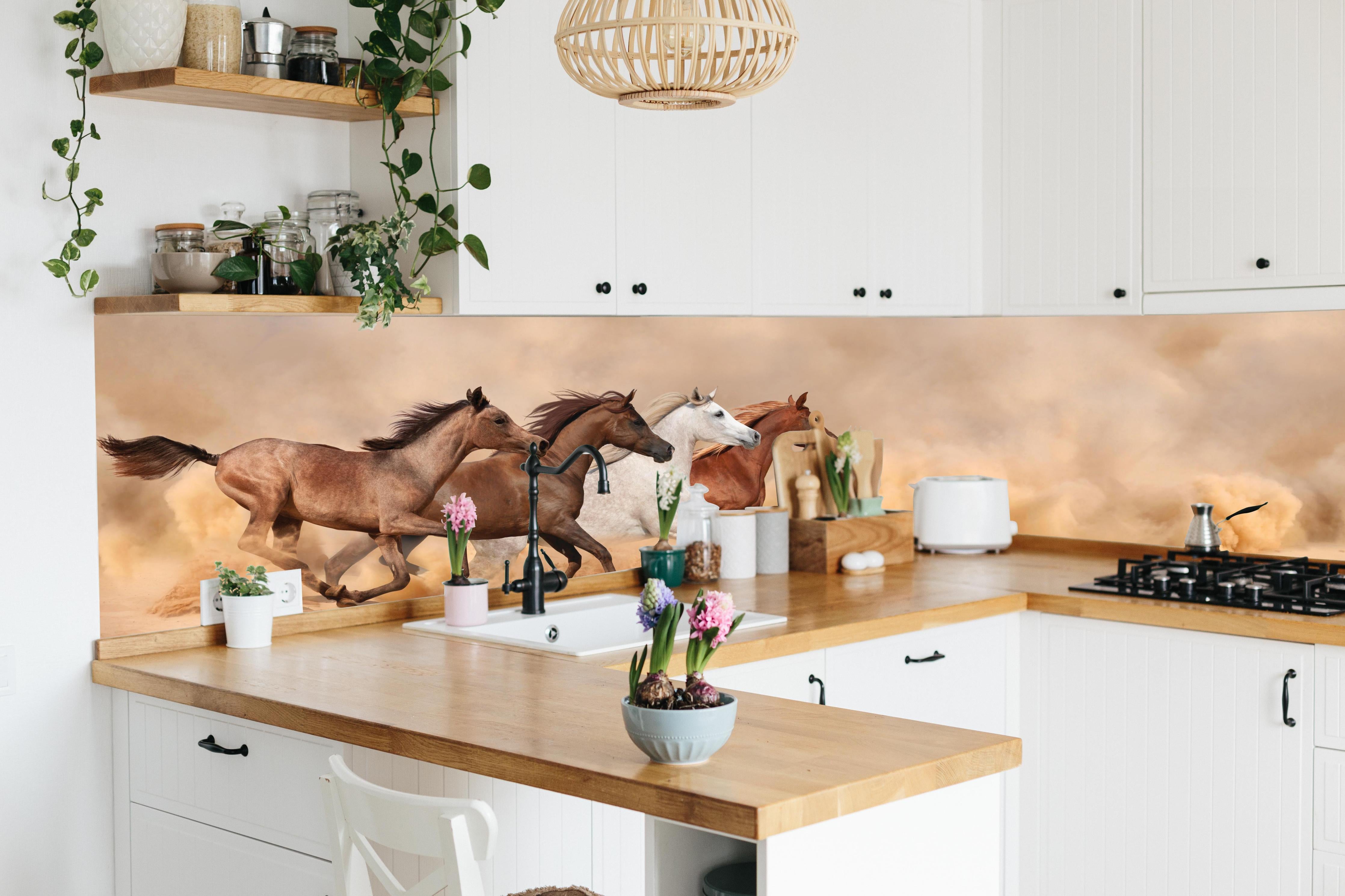 Küche - Pferde galoppieren im Sandsturm hinter weißen Hochglanz-Küchenregalen und schwarzem Wasserhahn