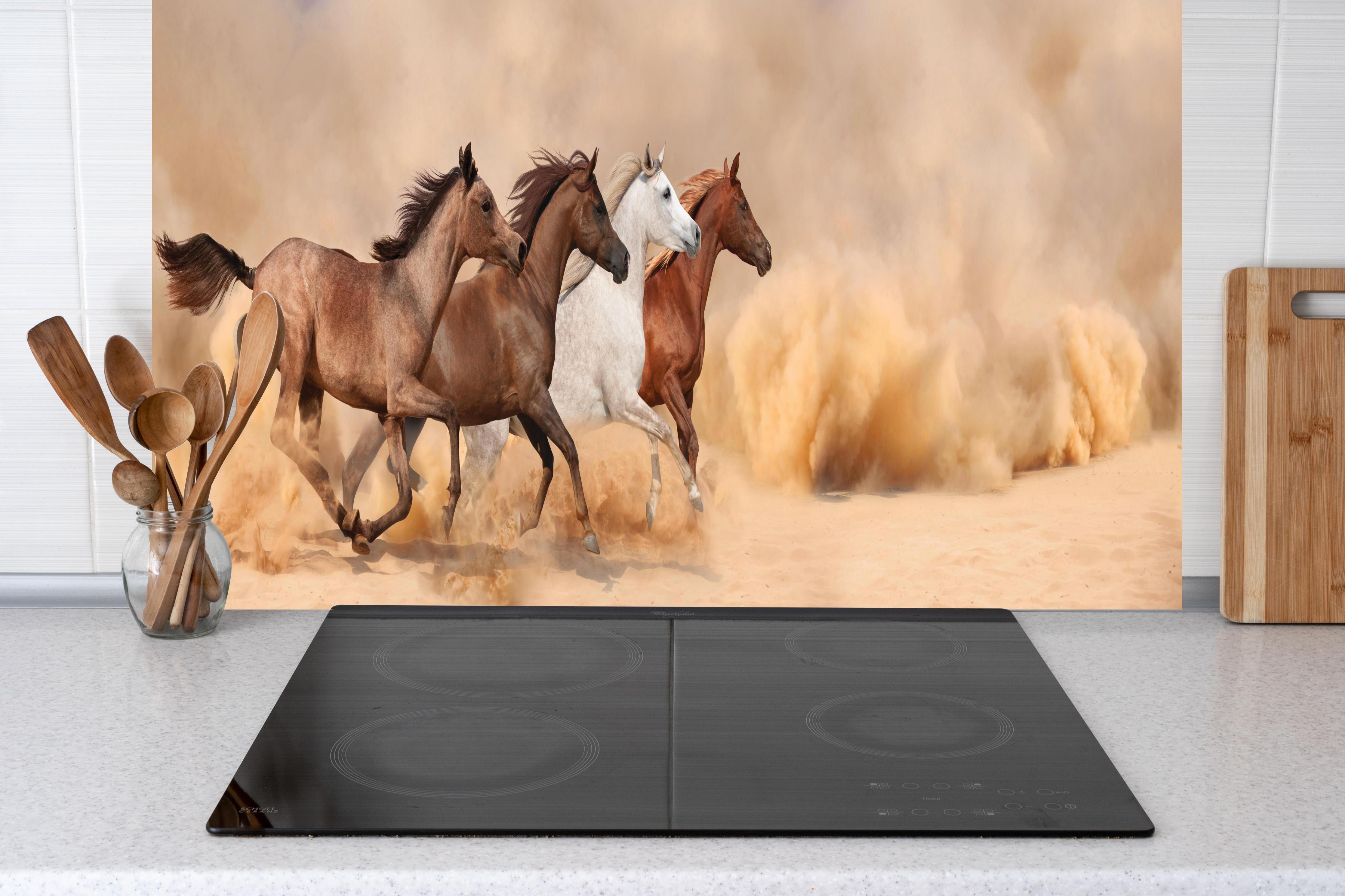 Küche - Pferde galoppieren im Sandsturm hinter weißen Hochglanz-Küchenregalen und schwarzem Wasserhahn