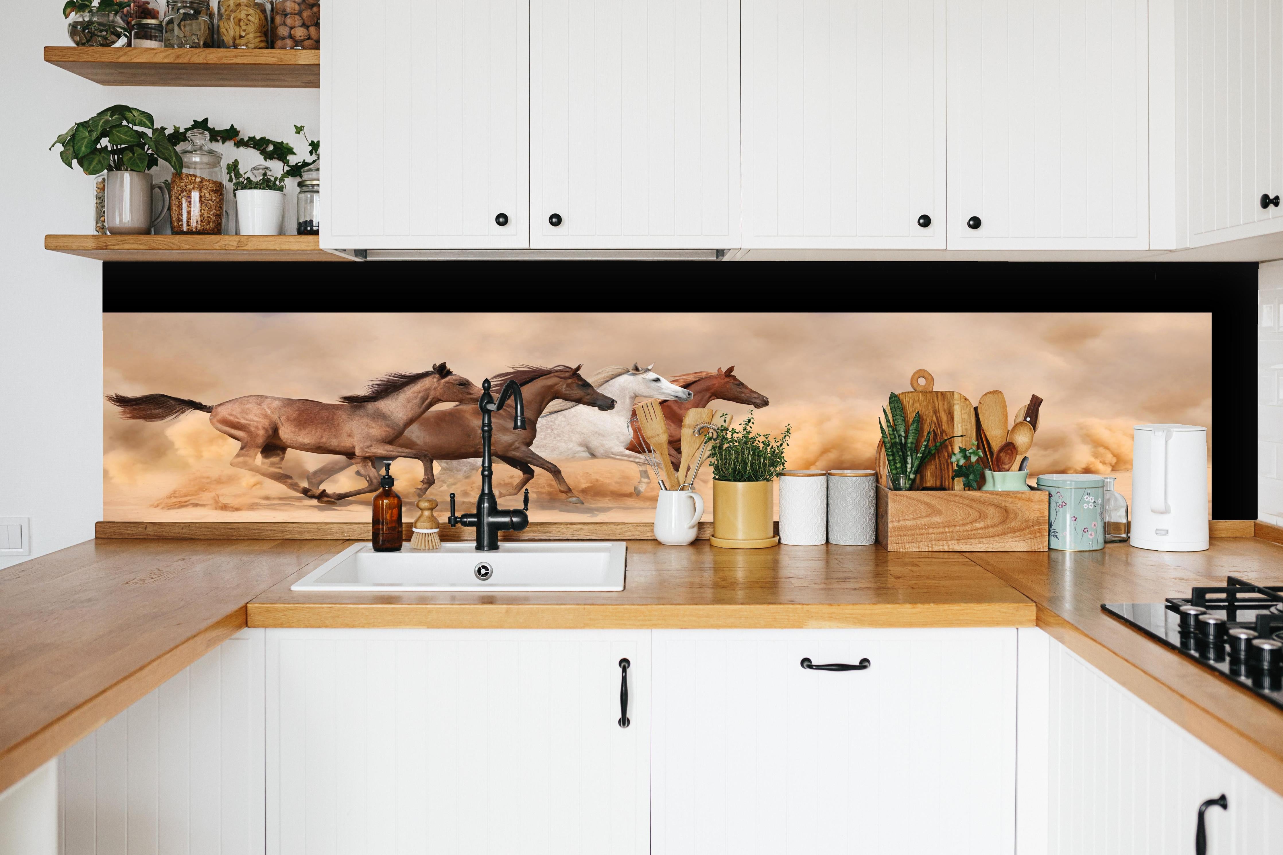 Küche - Pferde galoppieren im Sandsturm hinter weißen Hochglanz-Küchenregalen und schwarzem Wasserhahn