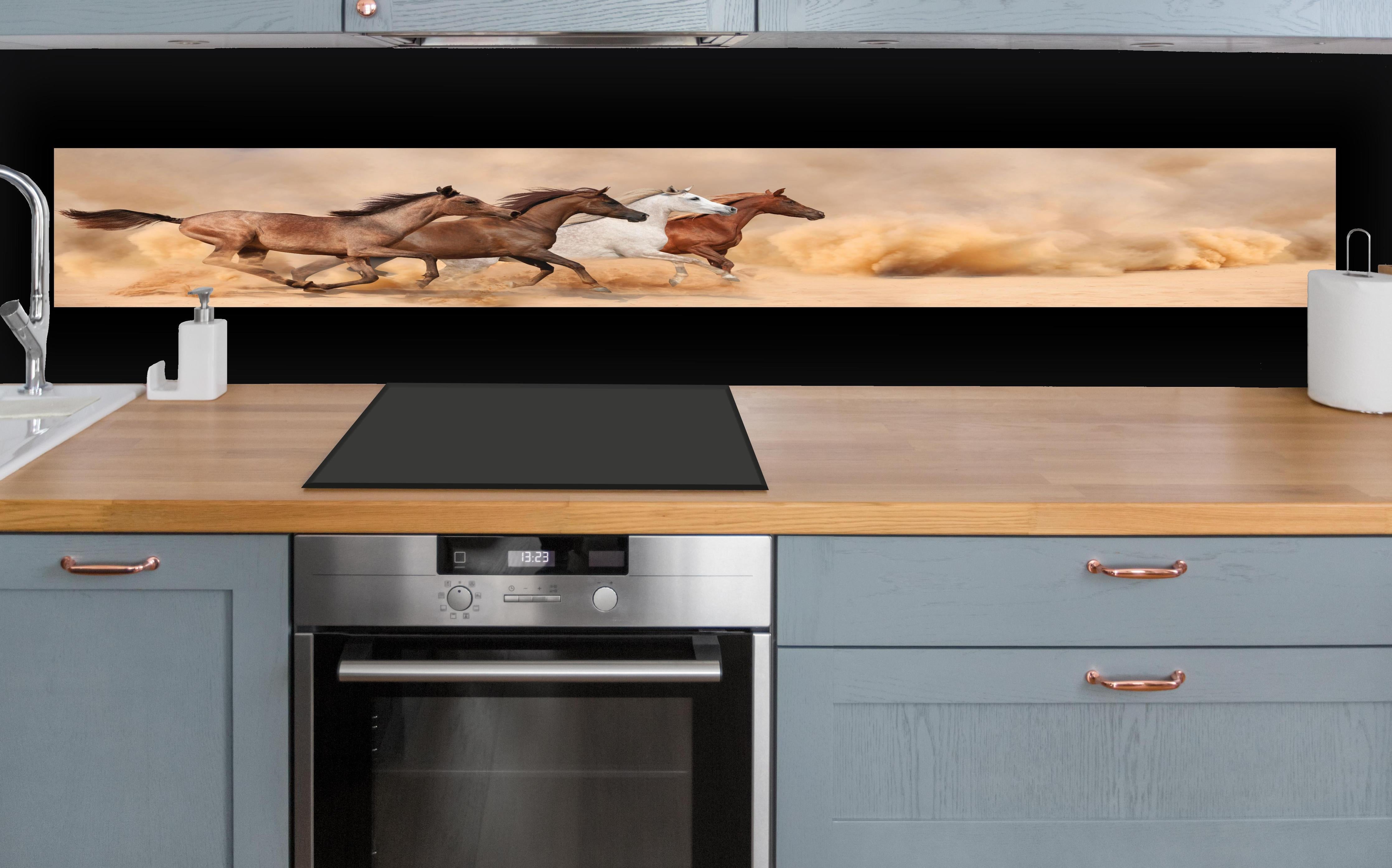 Küche - Pferde galoppieren im Sandsturm hinter weißen Hochglanz-Küchenregalen und schwarzem Wasserhahn