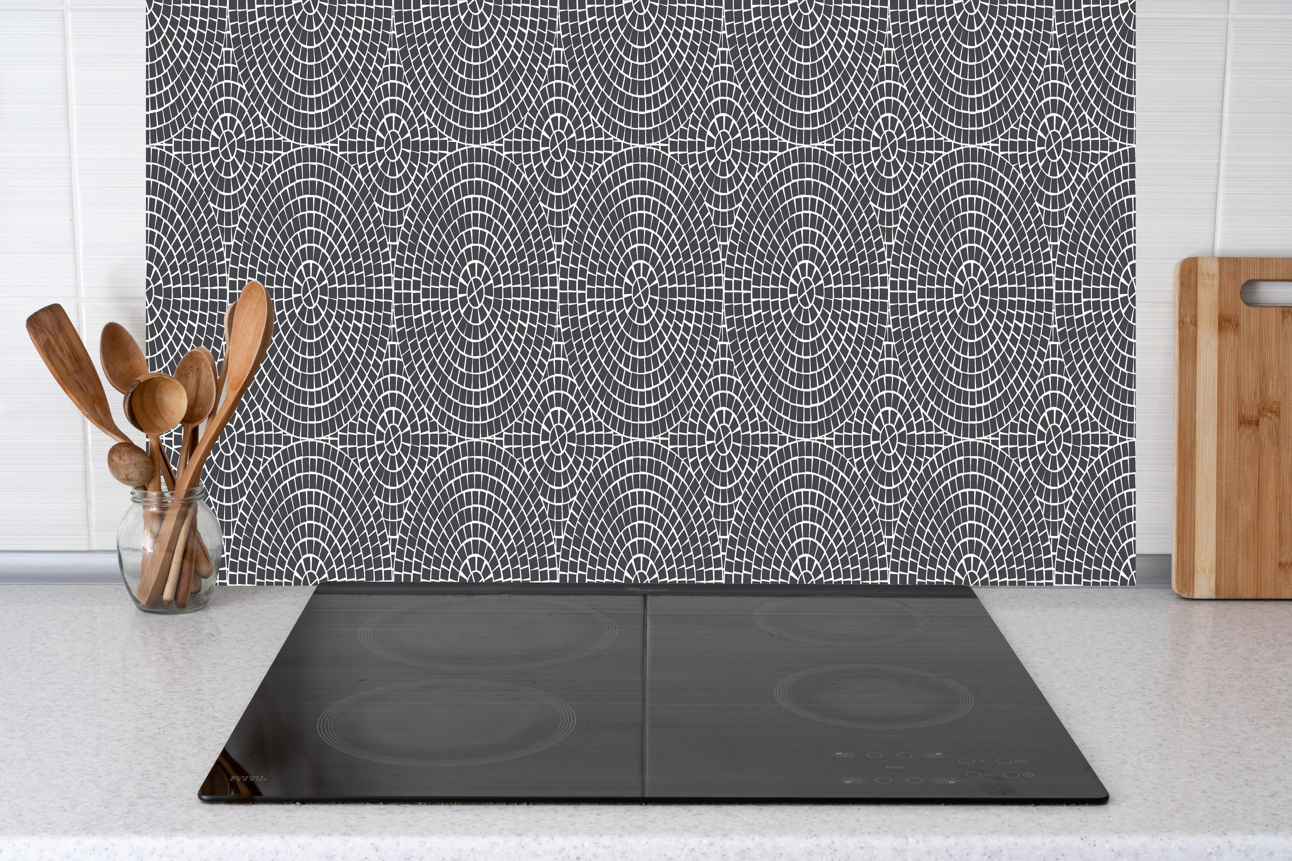 Küche - Pietre Mosaico Antracite hinter weißen Hochglanz-Küchenregalen und schwarzem Wasserhahn