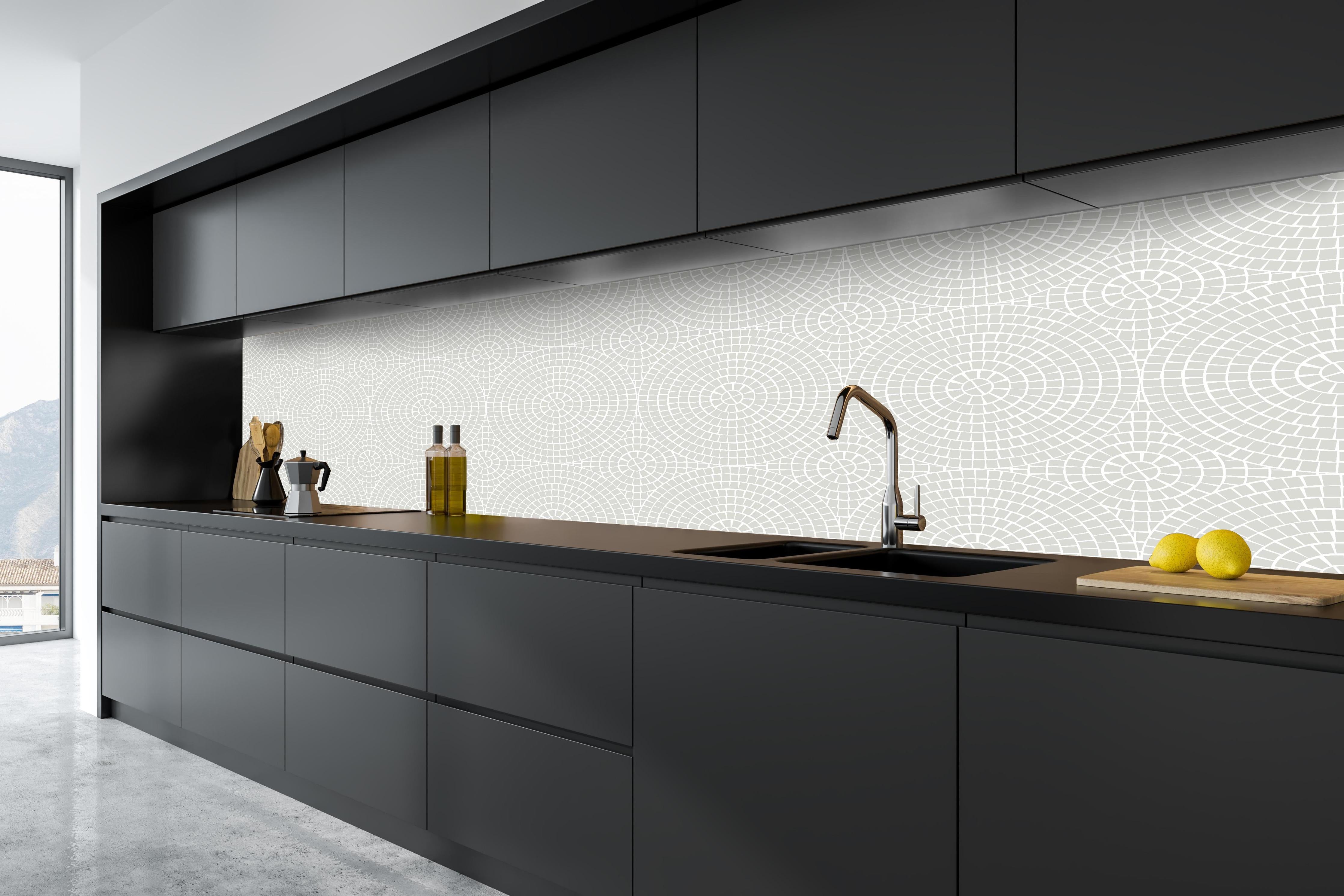 Küche - Pietre Mosaico Argento hinter weißen Hochglanz-Küchenregalen und schwarzem Wasserhahn