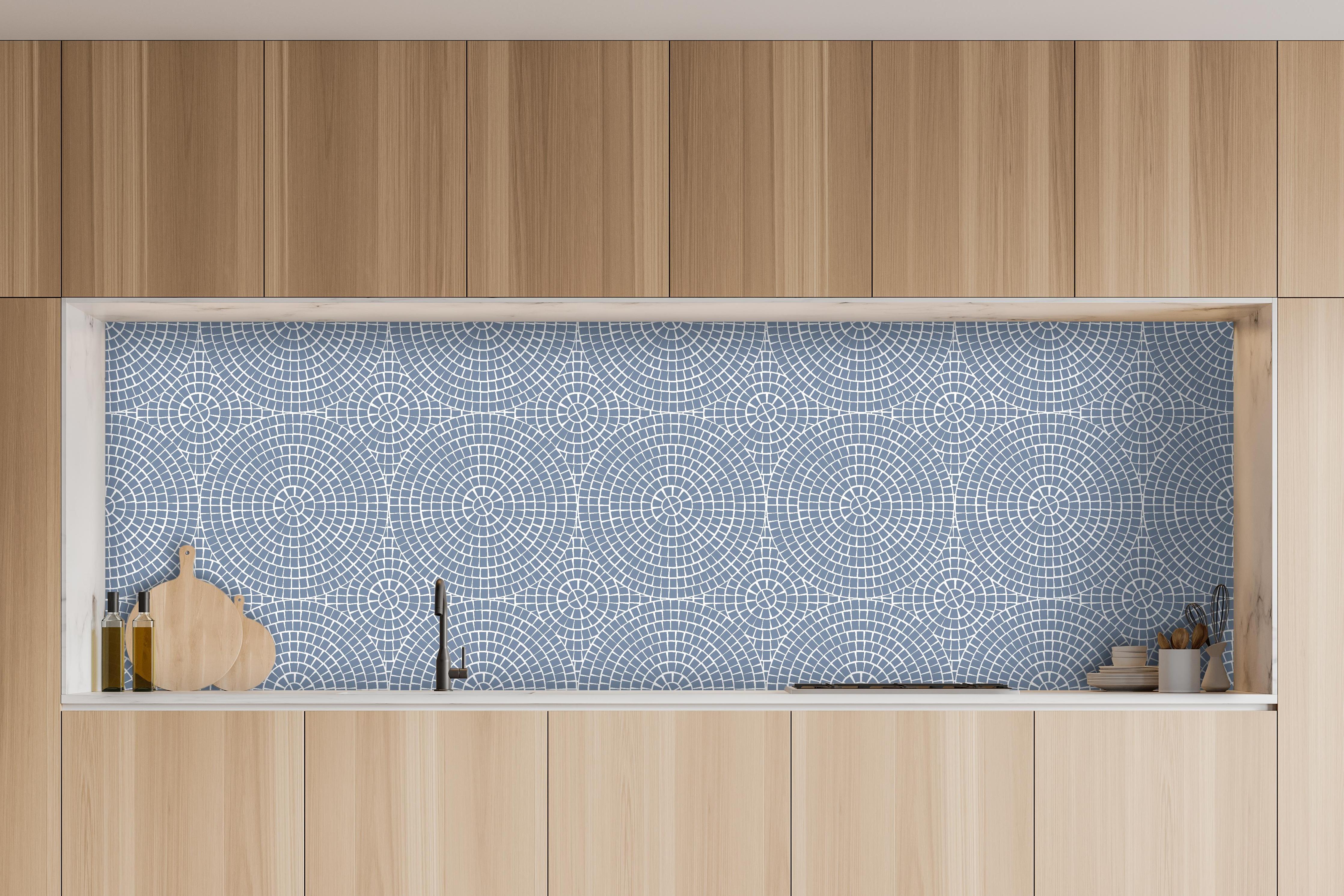 Küche - Pietre Mosaico Azzurro polvere hinter weißen Hochglanz-Küchenregalen und schwarzem Wasserhahn