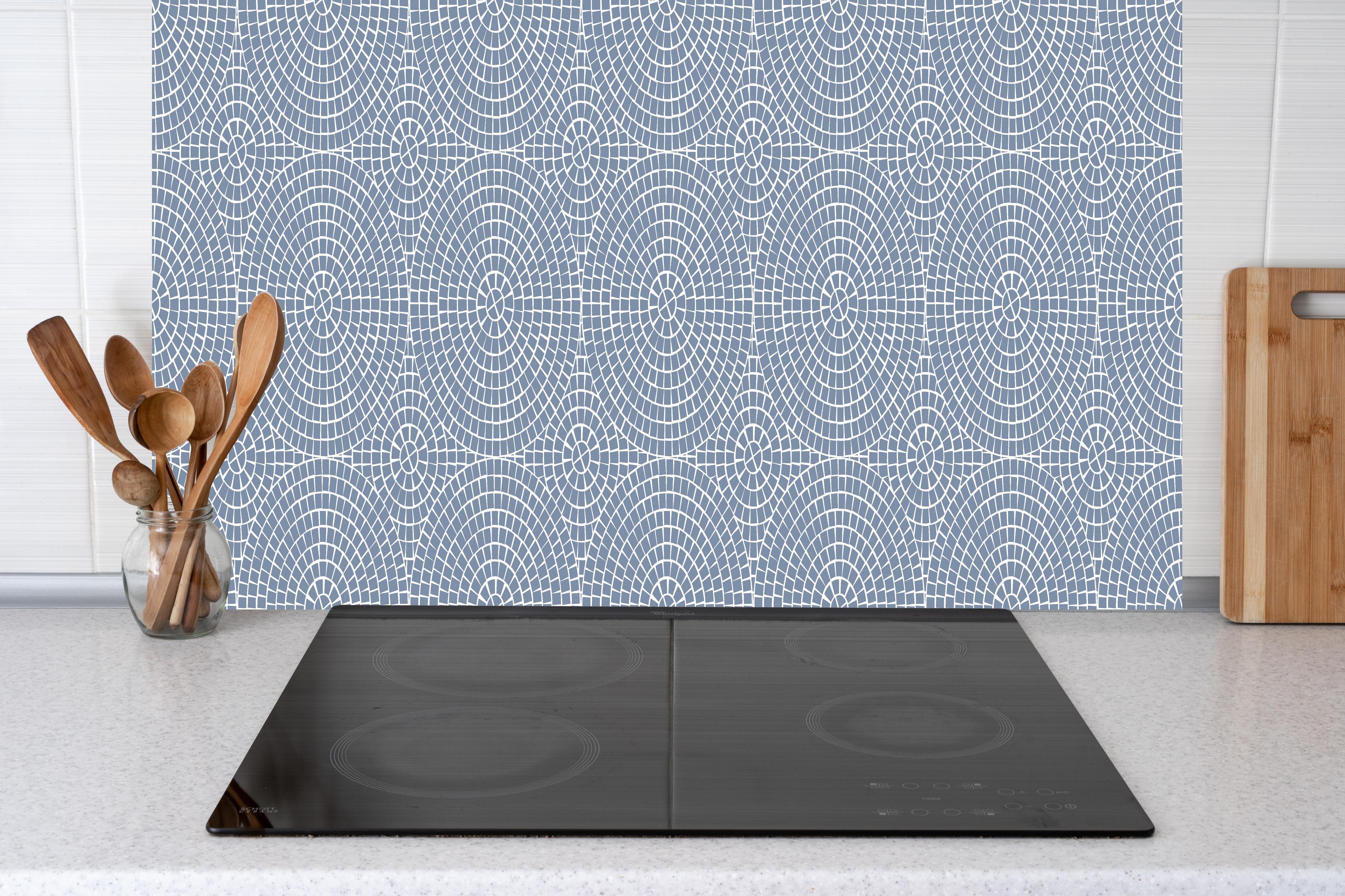 Küche - Pietre Mosaico Azzurro polvere hinter weißen Hochglanz-Küchenregalen und schwarzem Wasserhahn