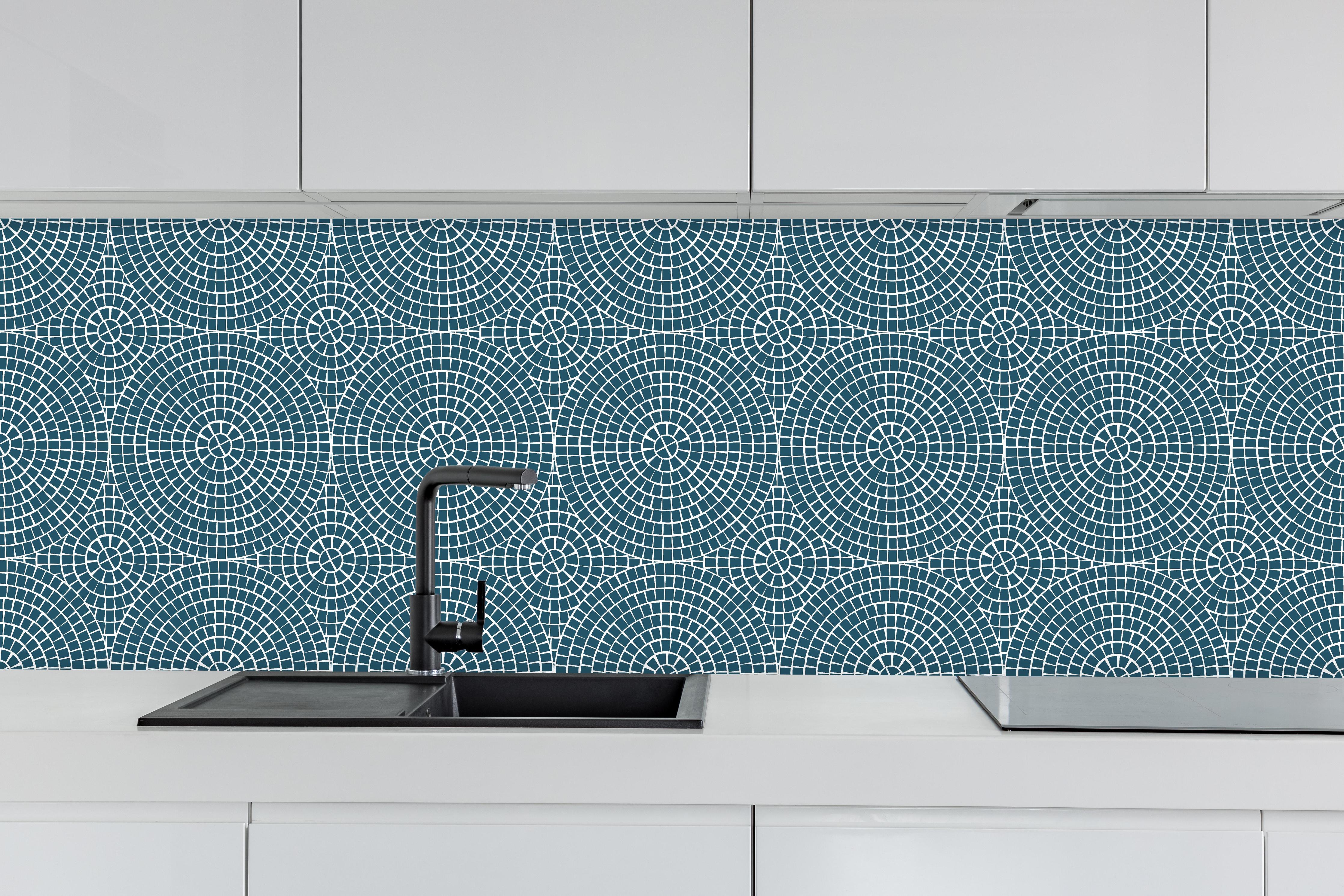 Küche - Pietre Mosaico Blu Petrolio hinter weißen Hochglanz-Küchenregalen und schwarzem Wasserhahn