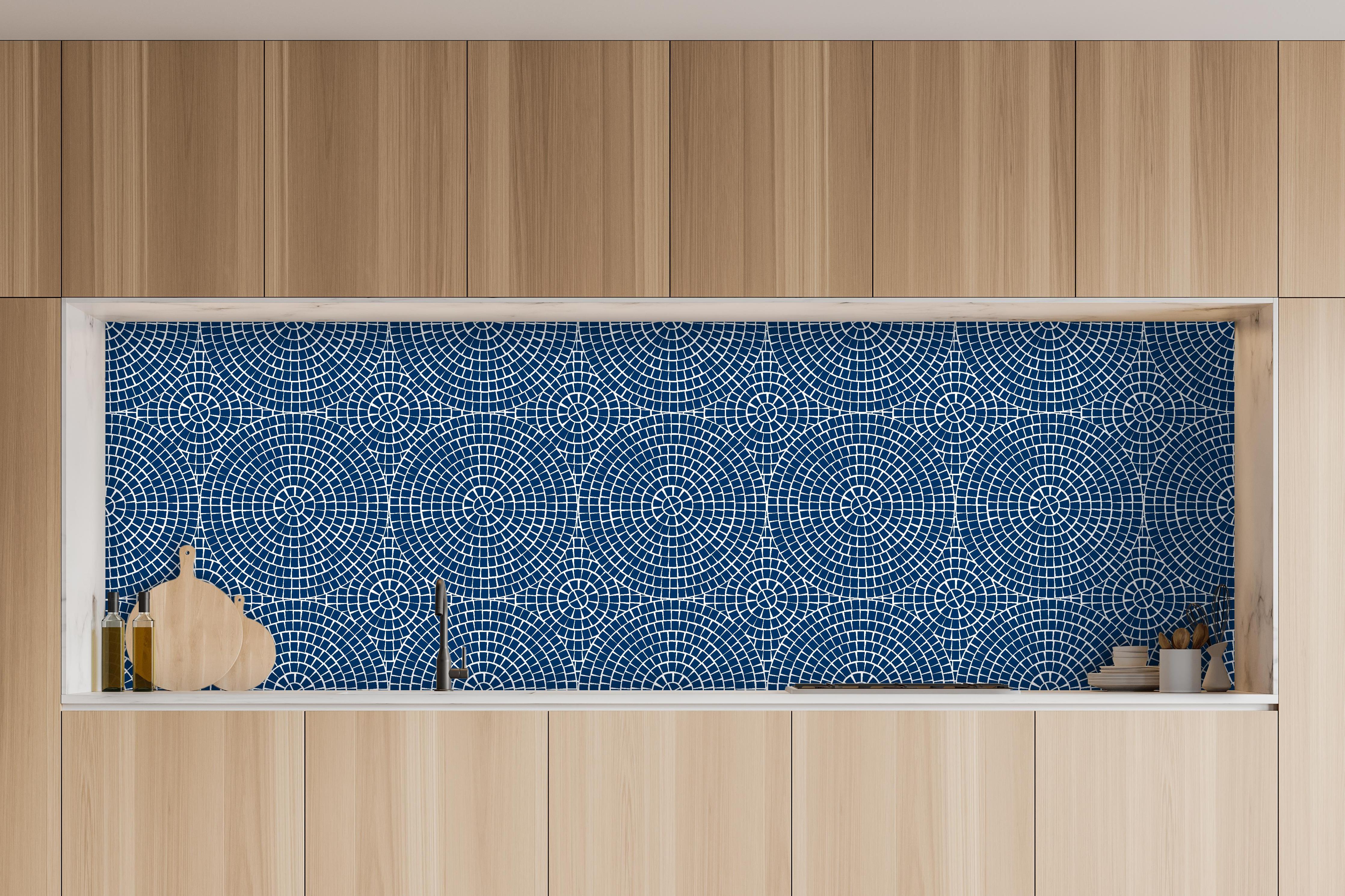 Küche - Pietre Mosaico Blu notte hinter weißen Hochglanz-Küchenregalen und schwarzem Wasserhahn