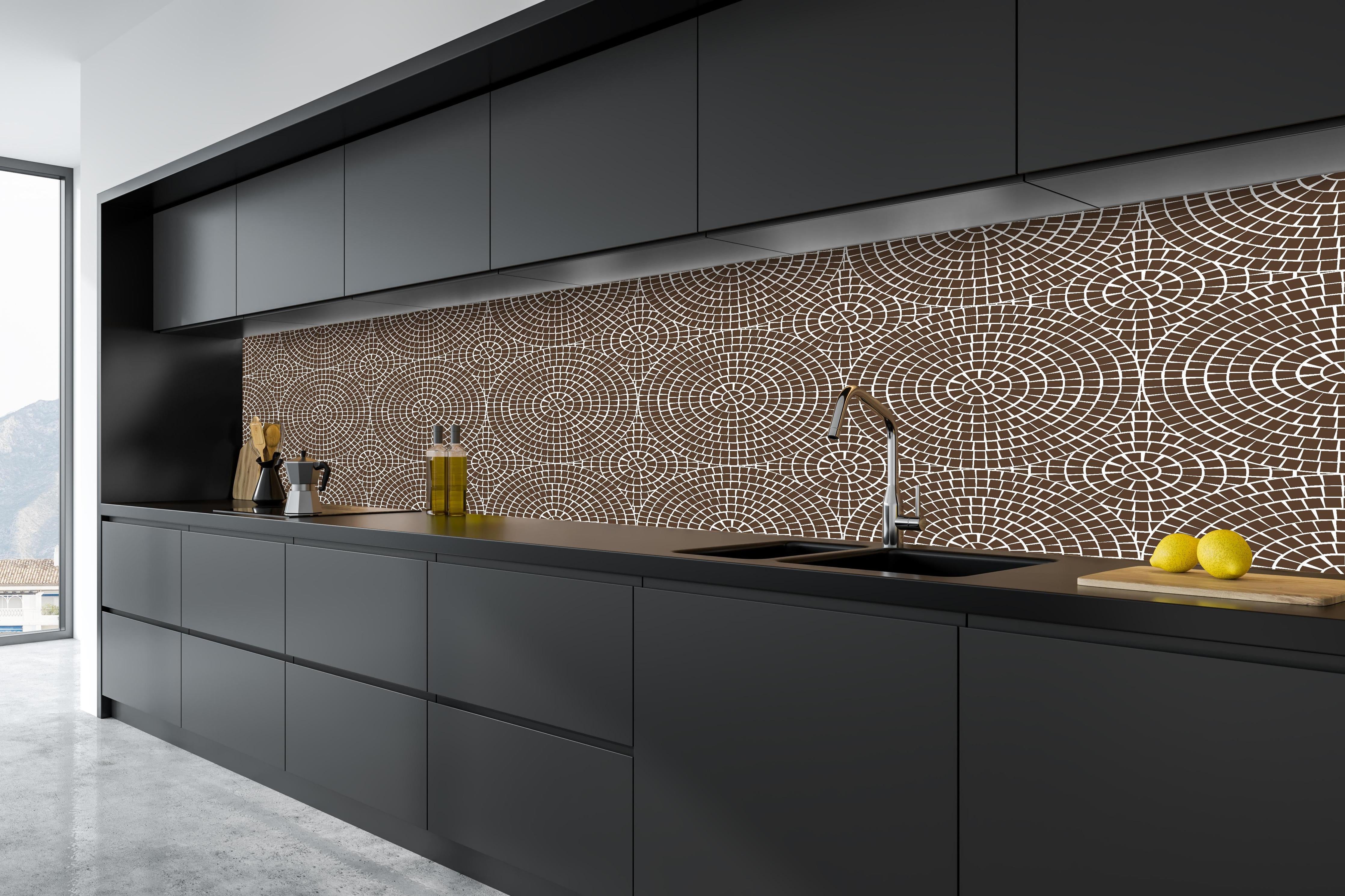 Küche - Pietre Mosaico Caffè hinter weißen Hochglanz-Küchenregalen und schwarzem Wasserhahn