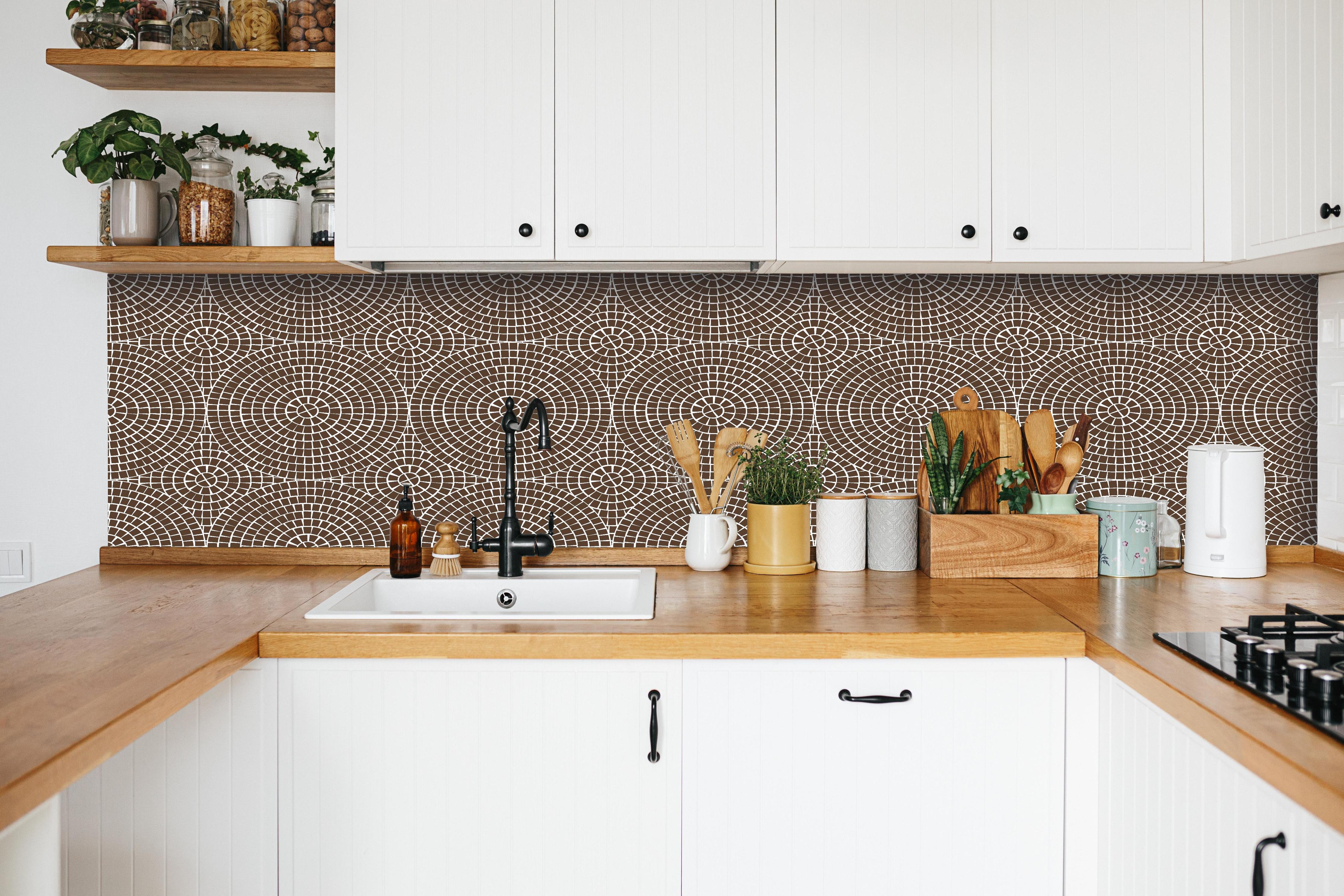Küche - Pietre Mosaico Caffè hinter weißen Hochglanz-Küchenregalen und schwarzem Wasserhahn