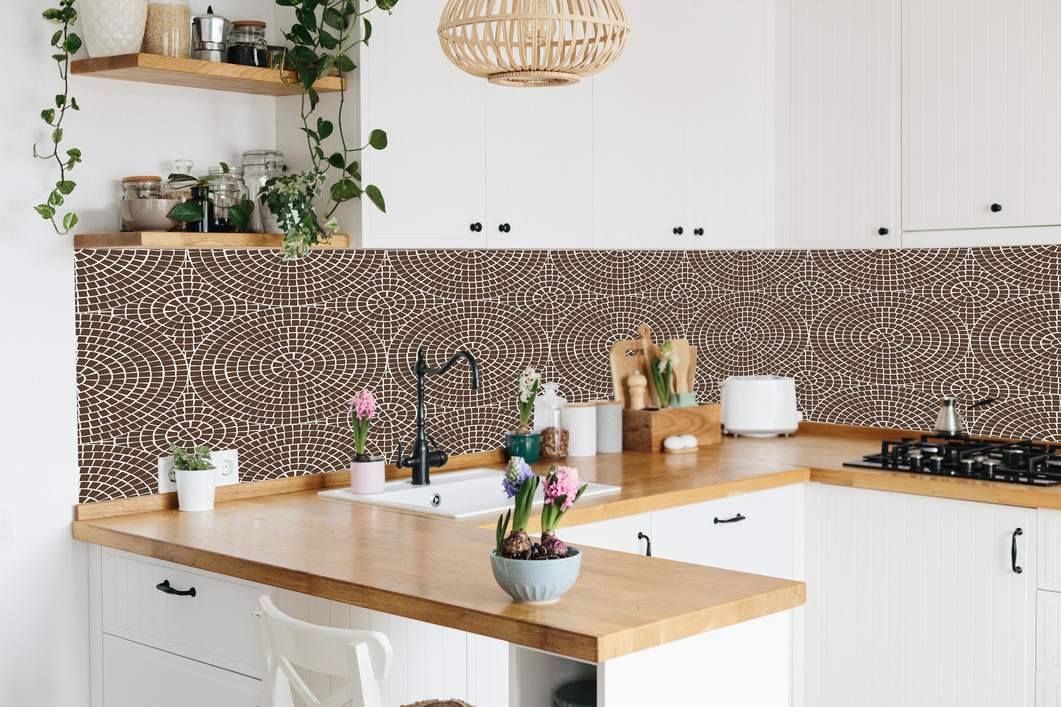 Küche - Pietre Mosaico Caffè hinter weißen Hochglanz-Küchenregalen und schwarzem Wasserhahn