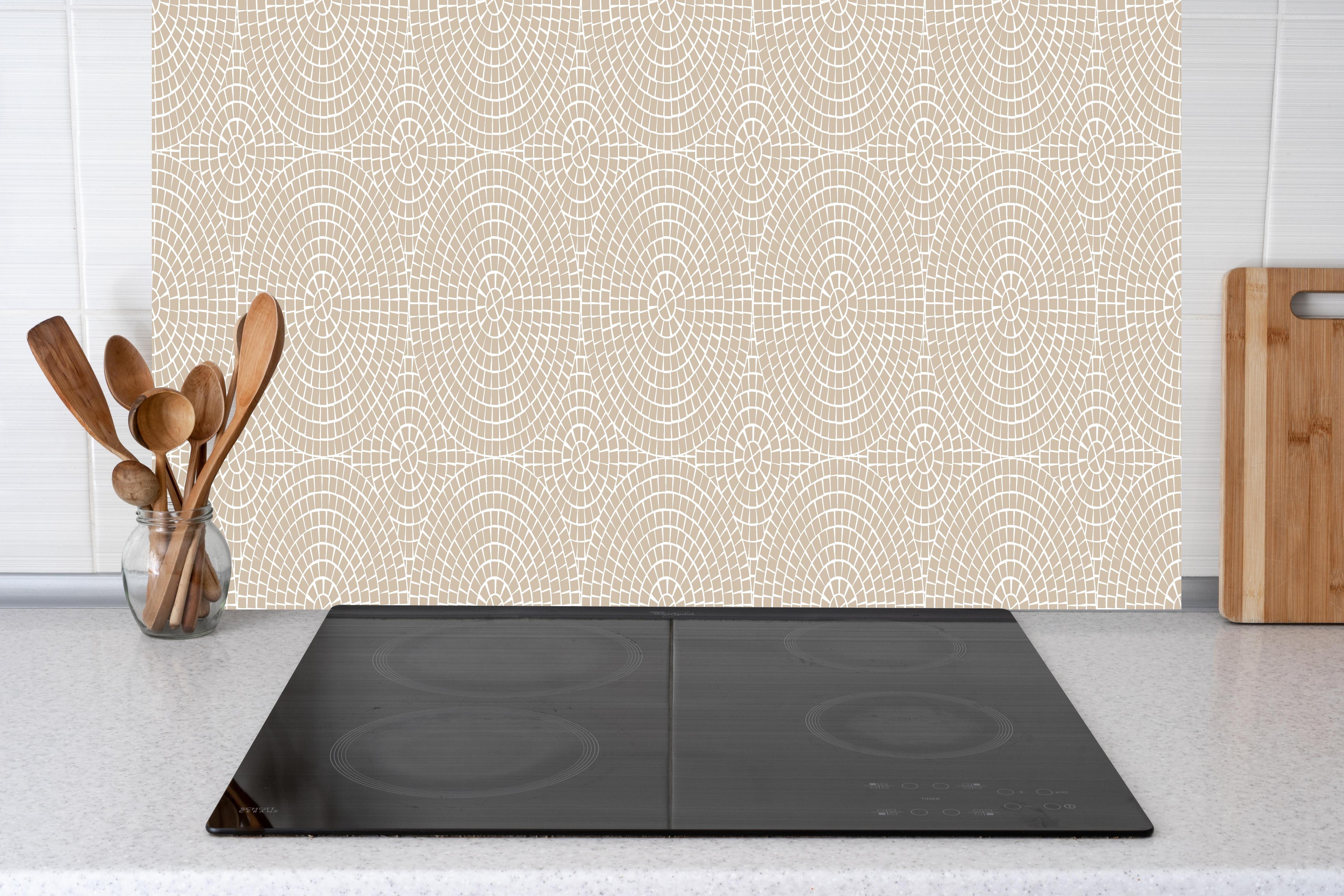 Küche - Pietre Mosaico Cappuccino hinter weißen Hochglanz-Küchenregalen und schwarzem Wasserhahn