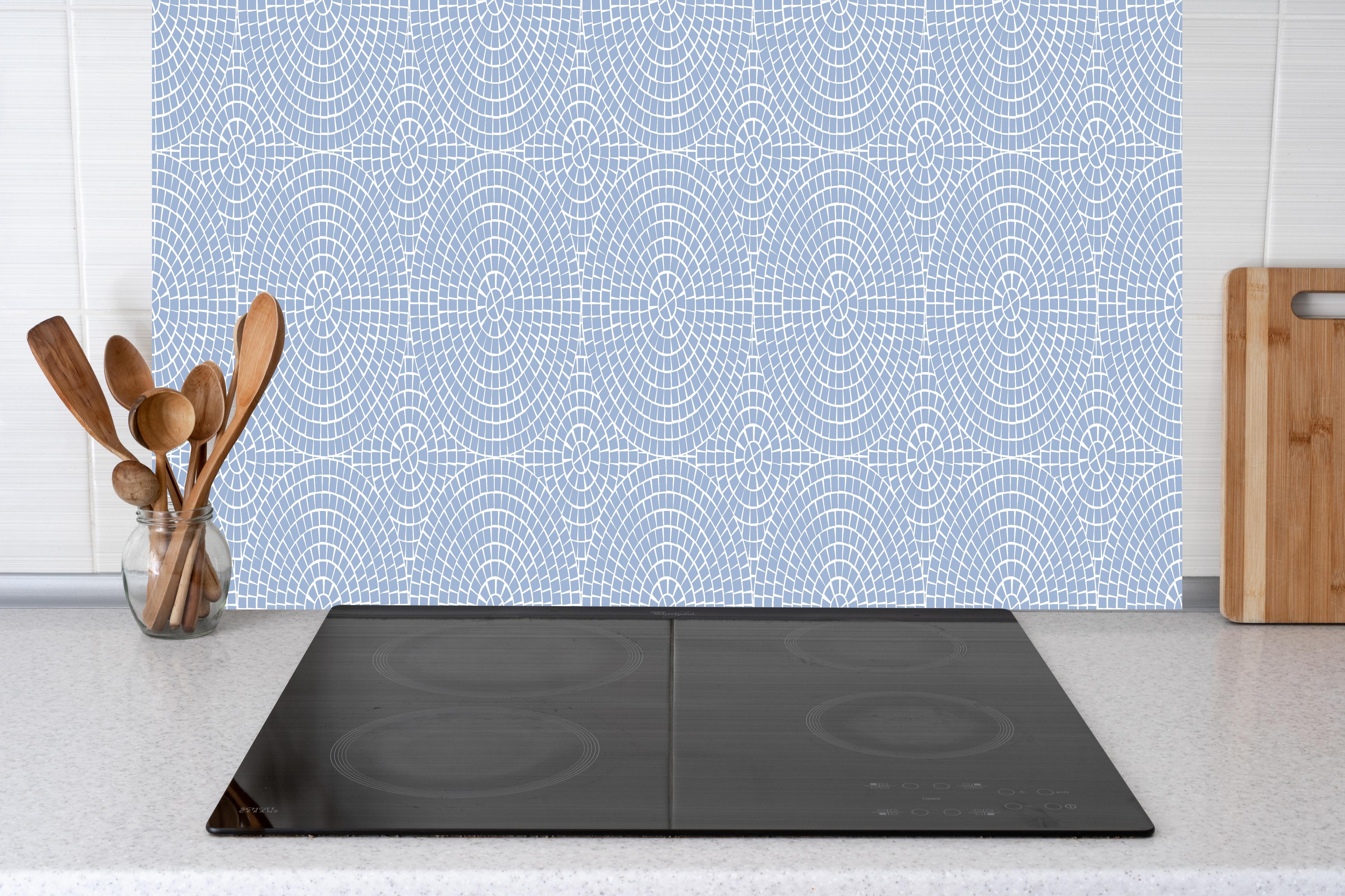 Küche - Pietre Mosaico Ceruleo hinter weißen Hochglanz-Küchenregalen und schwarzem Wasserhahn