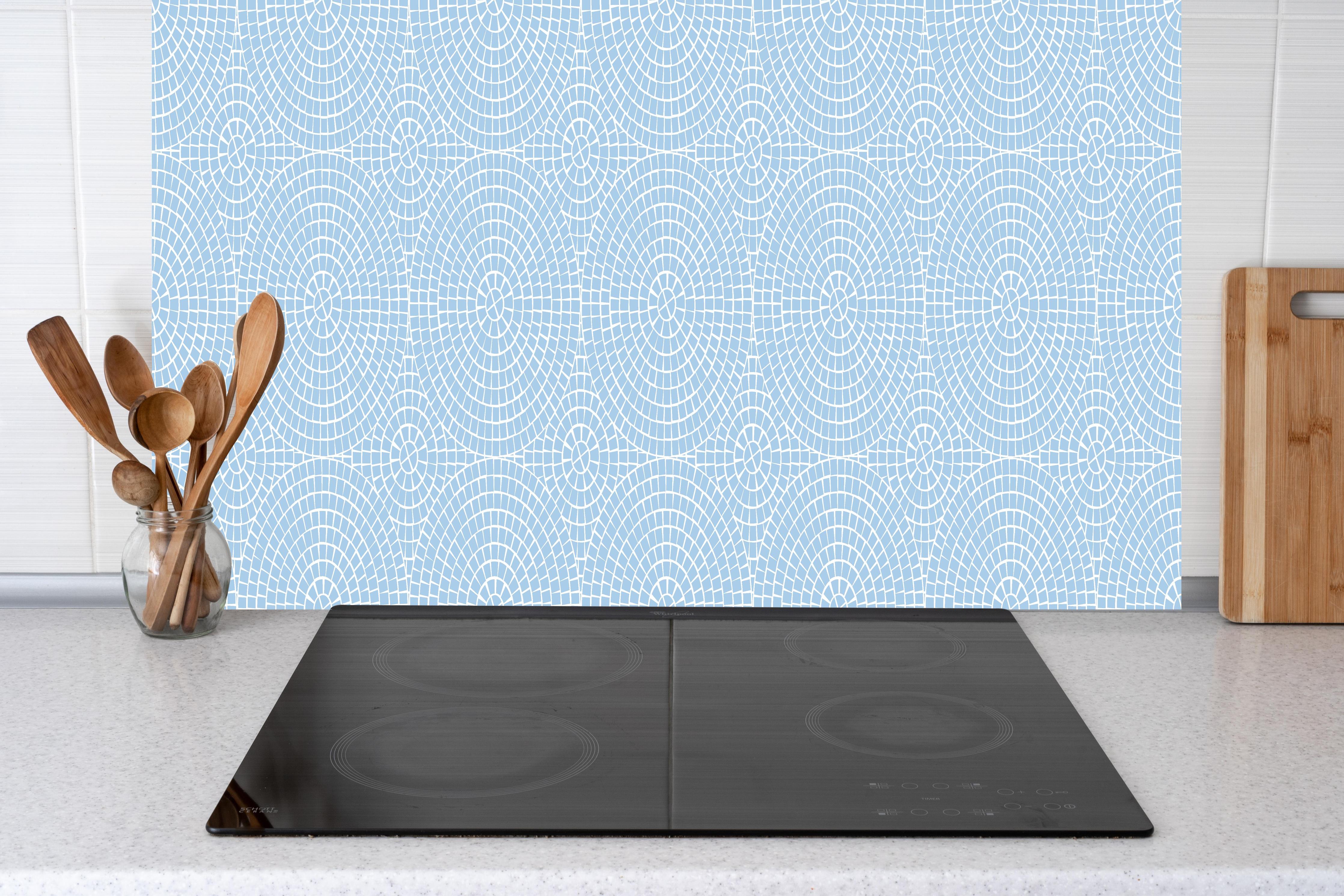 Küche - Pietre Mosaico Cielo hinter weißen Hochglanz-Küchenregalen und schwarzem Wasserhahn