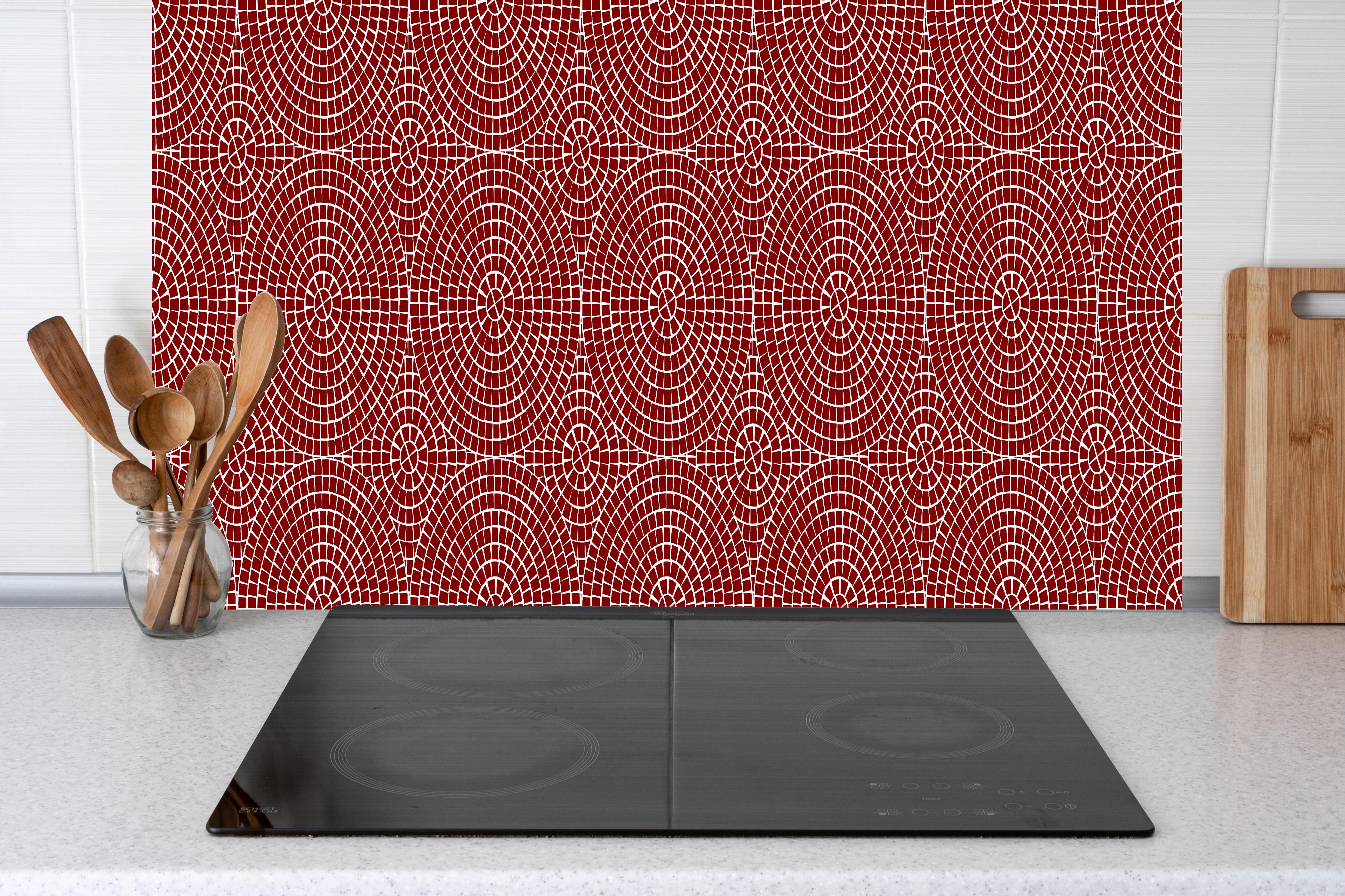 Küche - Pietre Mosaico Granata hinter weißen Hochglanz-Küchenregalen und schwarzem Wasserhahn