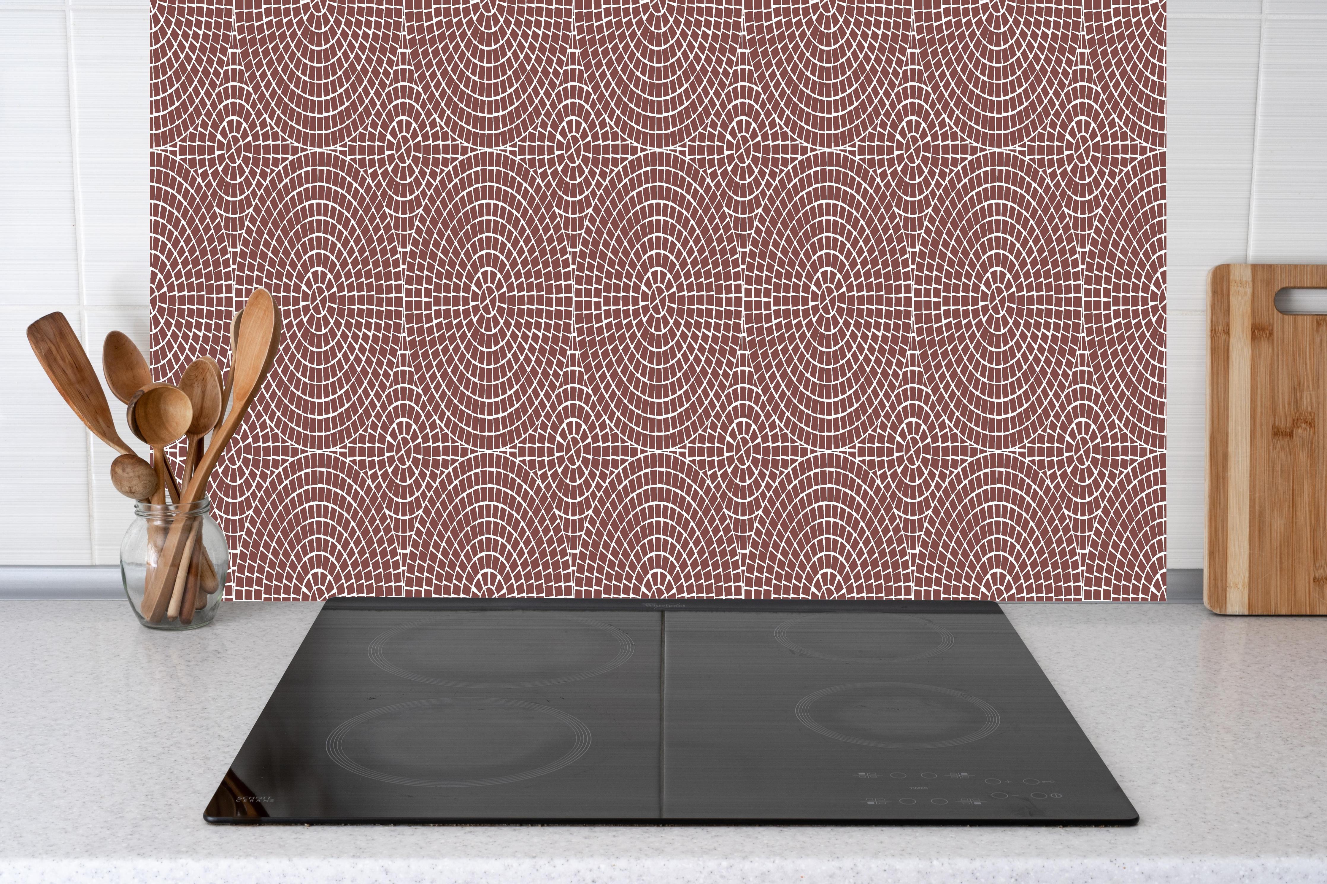 Küche - Pietre Mosaico Mattone hinter weißen Hochglanz-Küchenregalen und schwarzem Wasserhahn