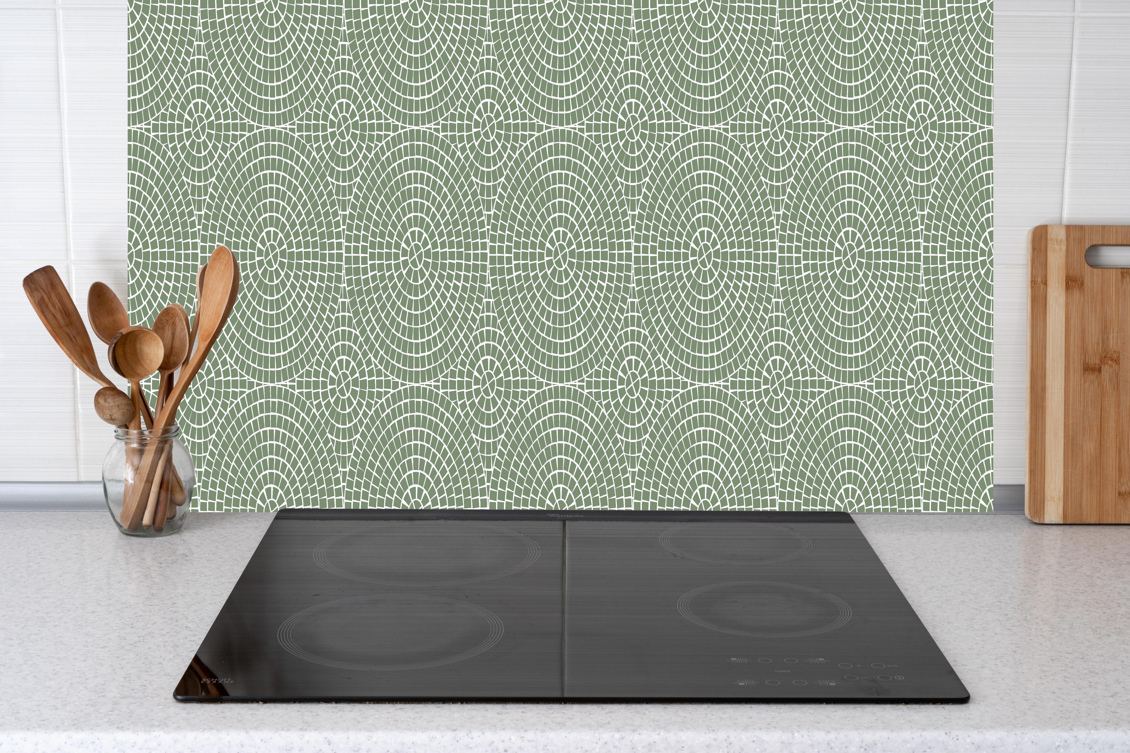 Küche - Pietre Mosaico Oliva hinter weißen Hochglanz-Küchenregalen und schwarzem Wasserhahn