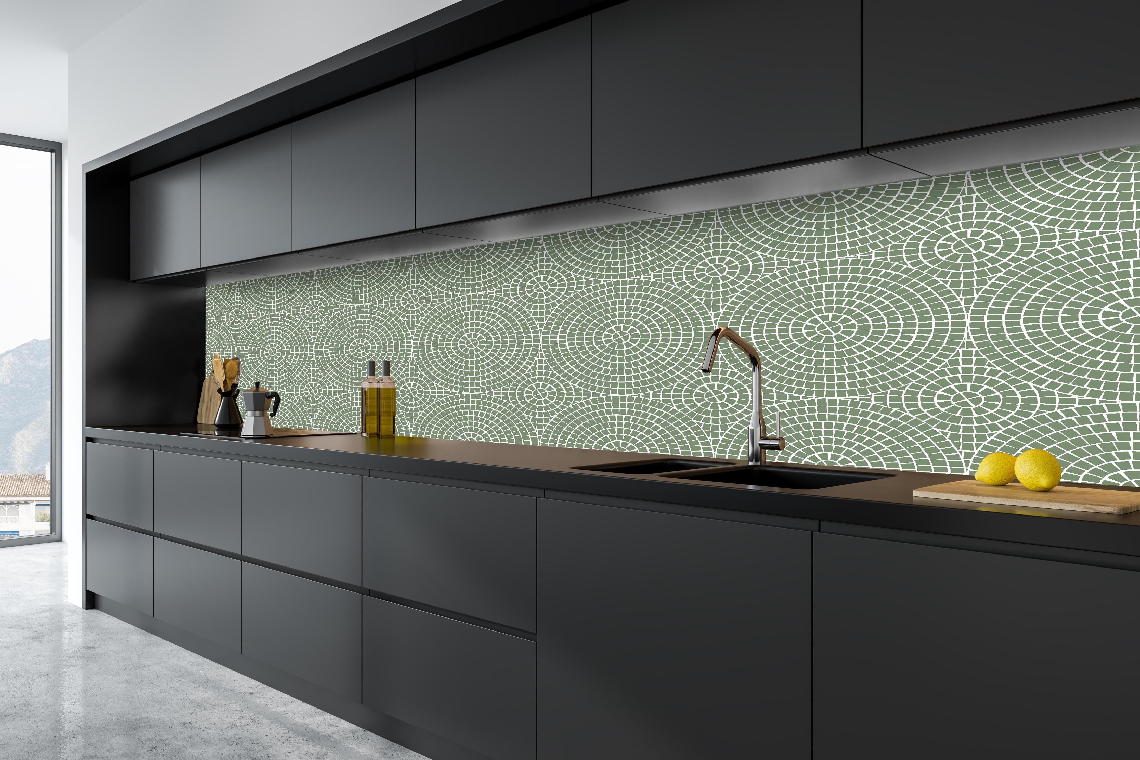 Küche - Pietre Mosaico Oliva hinter weißen Hochglanz-Küchenregalen und schwarzem Wasserhahn