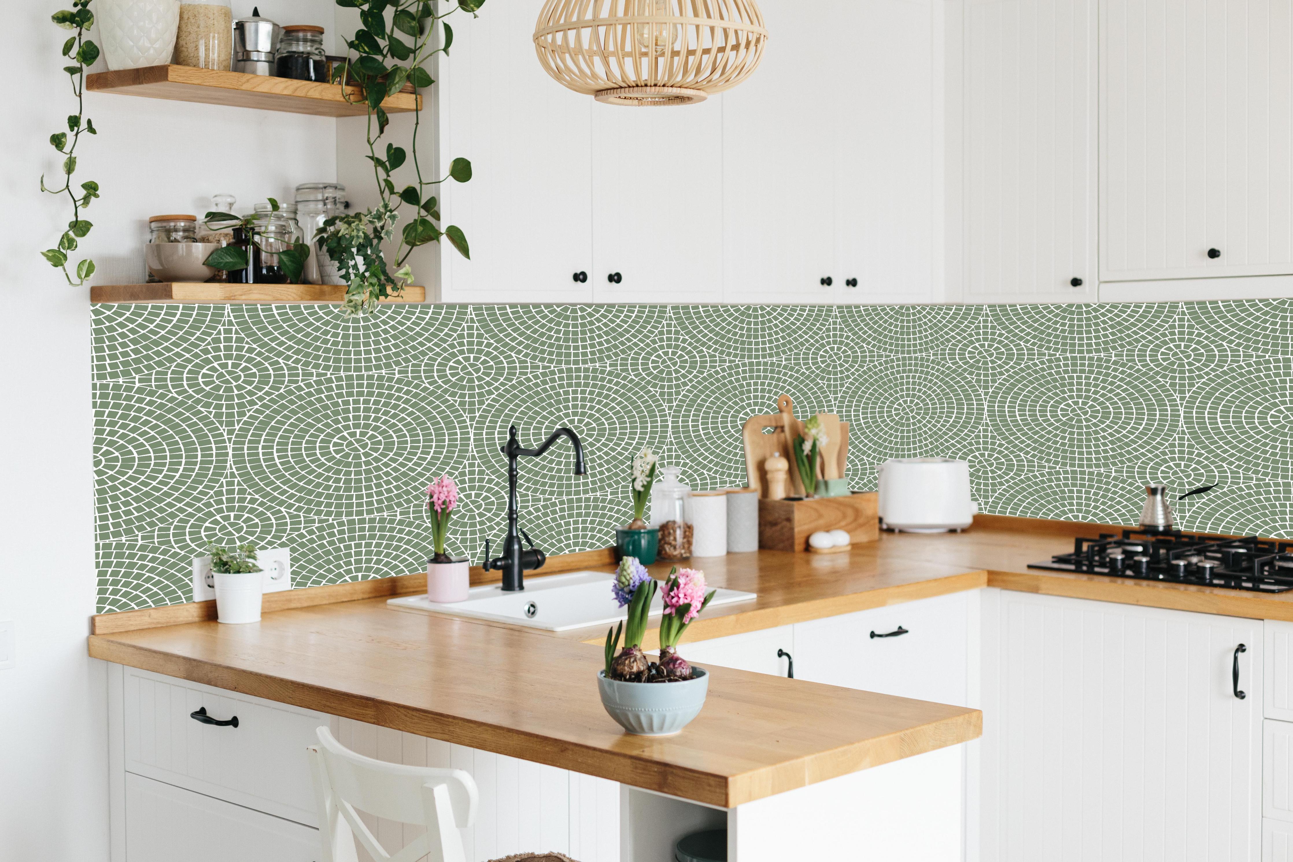 Küche - Pietre Mosaico Oliva hinter weißen Hochglanz-Küchenregalen und schwarzem Wasserhahn