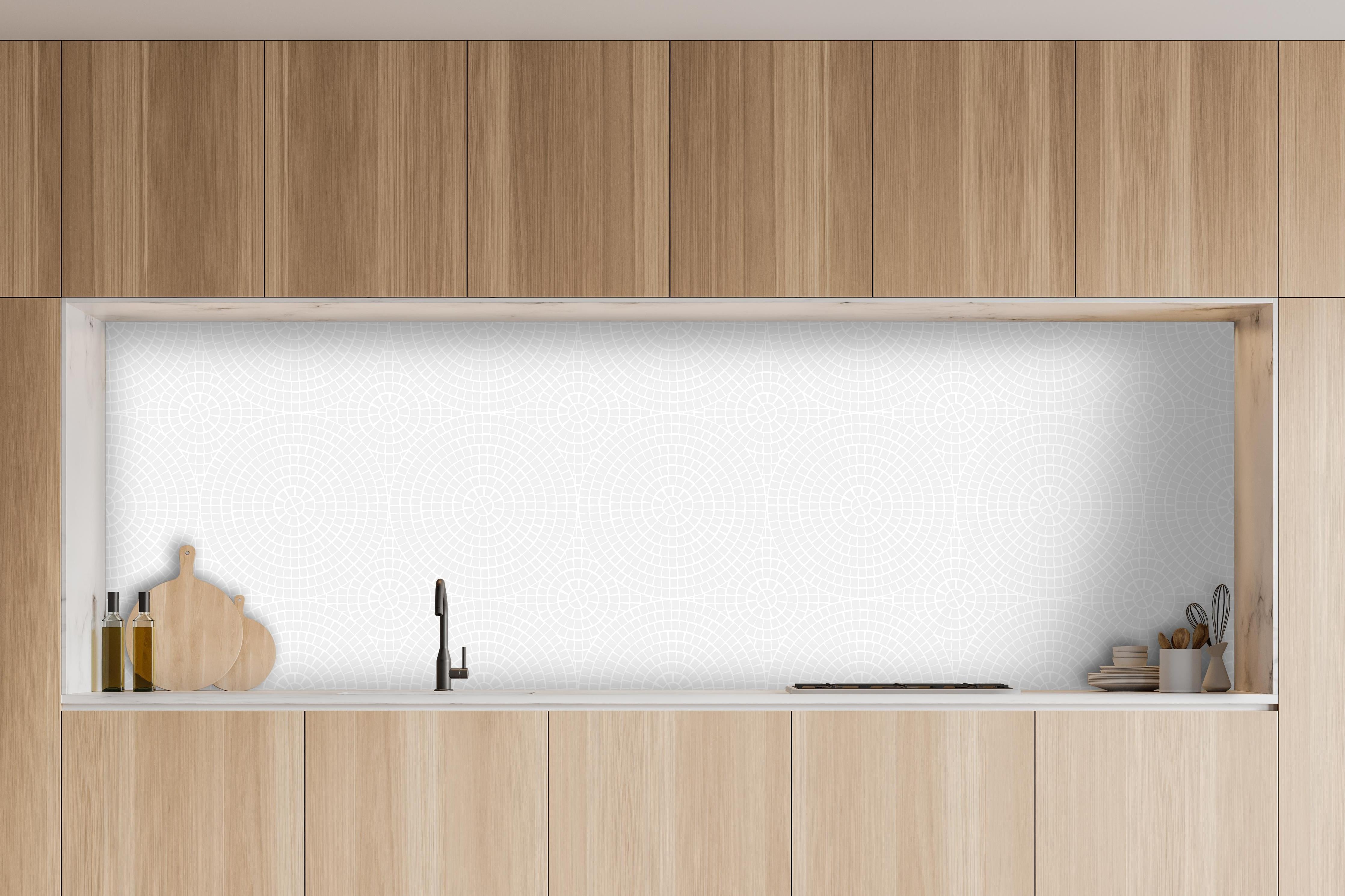 Küche - Pietre Mosaico Perla hinter weißen Hochglanz-Küchenregalen und schwarzem Wasserhahn