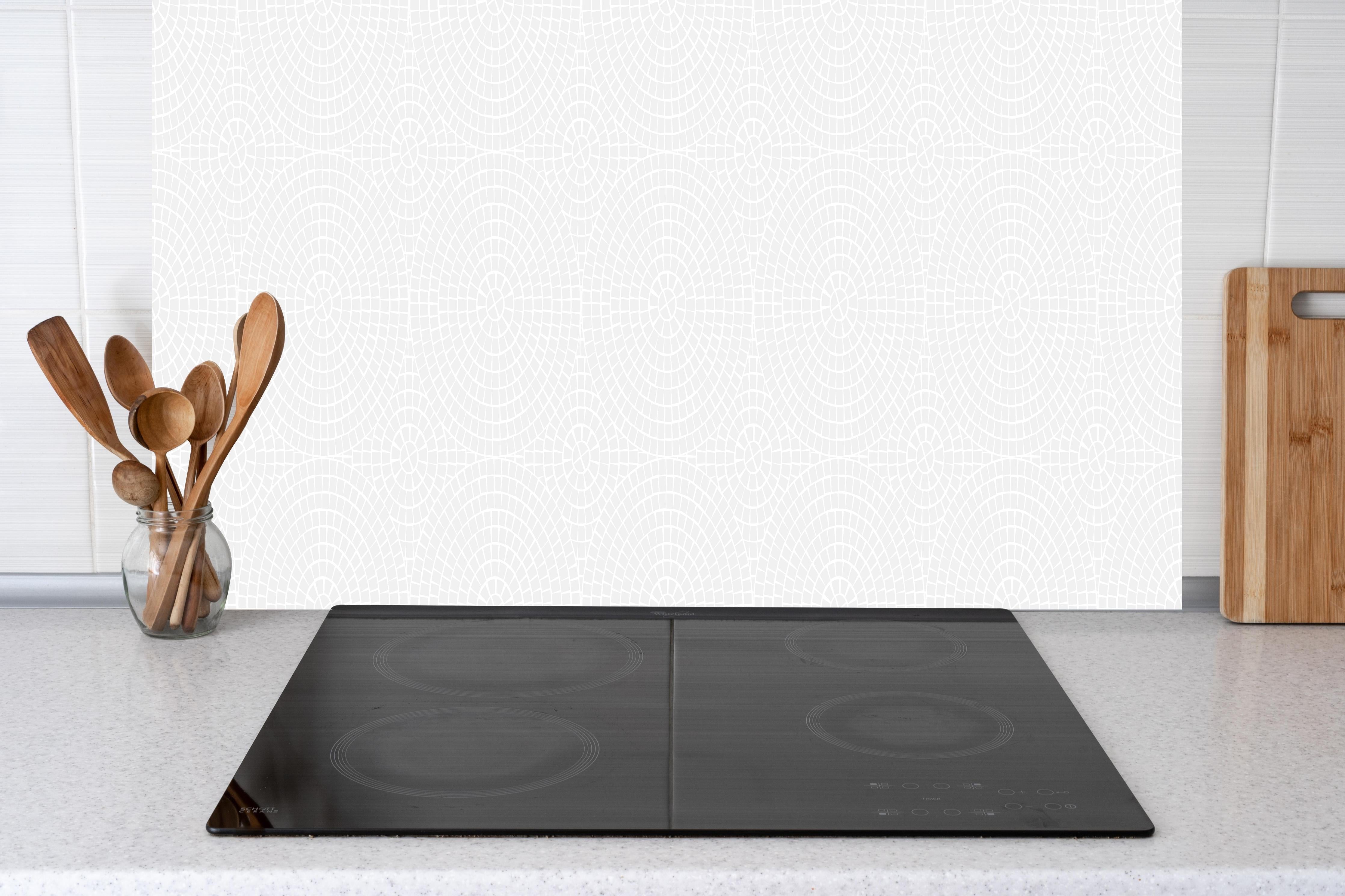 Küche - Pietre Mosaico Perla hinter weißen Hochglanz-Küchenregalen und schwarzem Wasserhahn